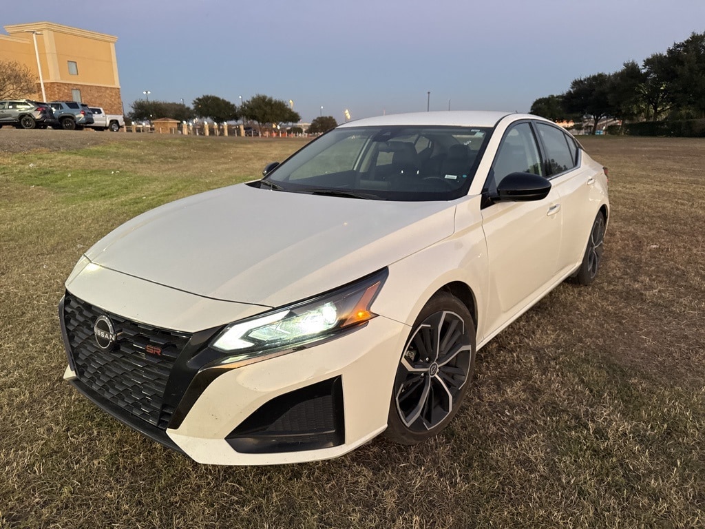 2024 Nissan Altima SR's photo