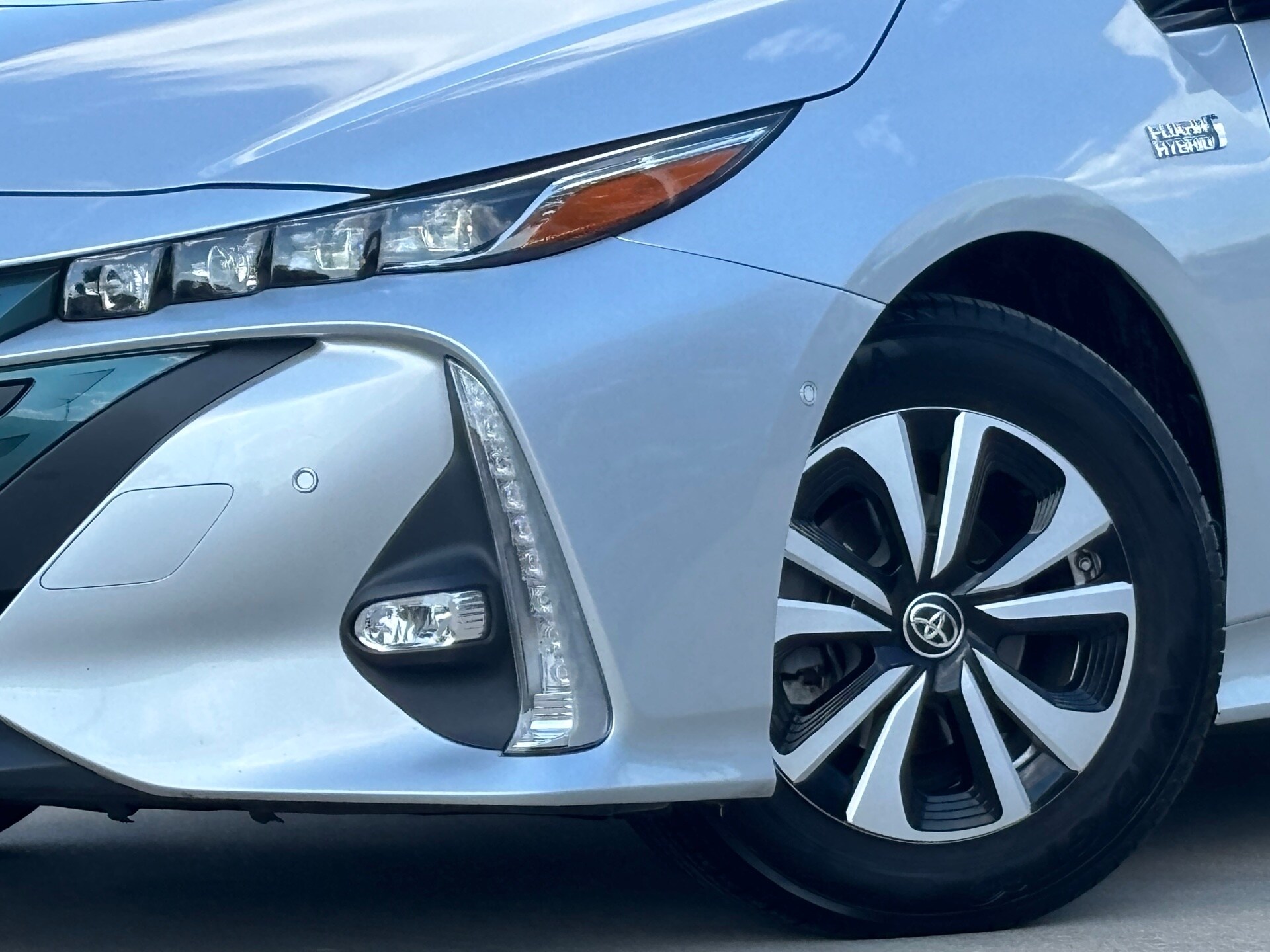 2018 Toyota Prius Prime Advanced photo 2