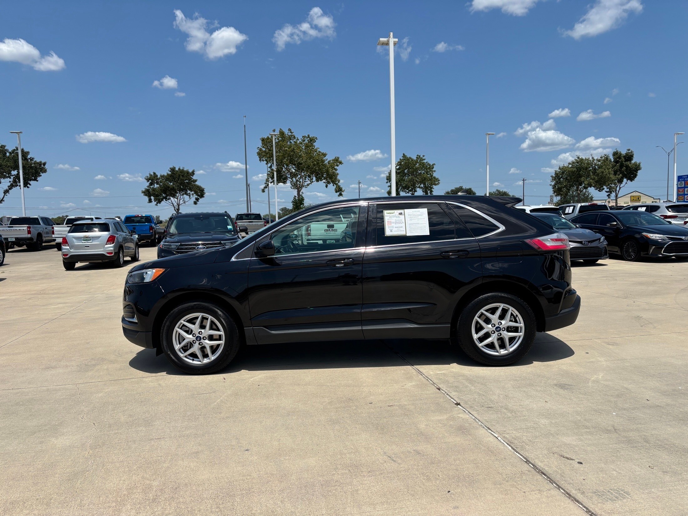 2022 Ford Edge SEL photo 3