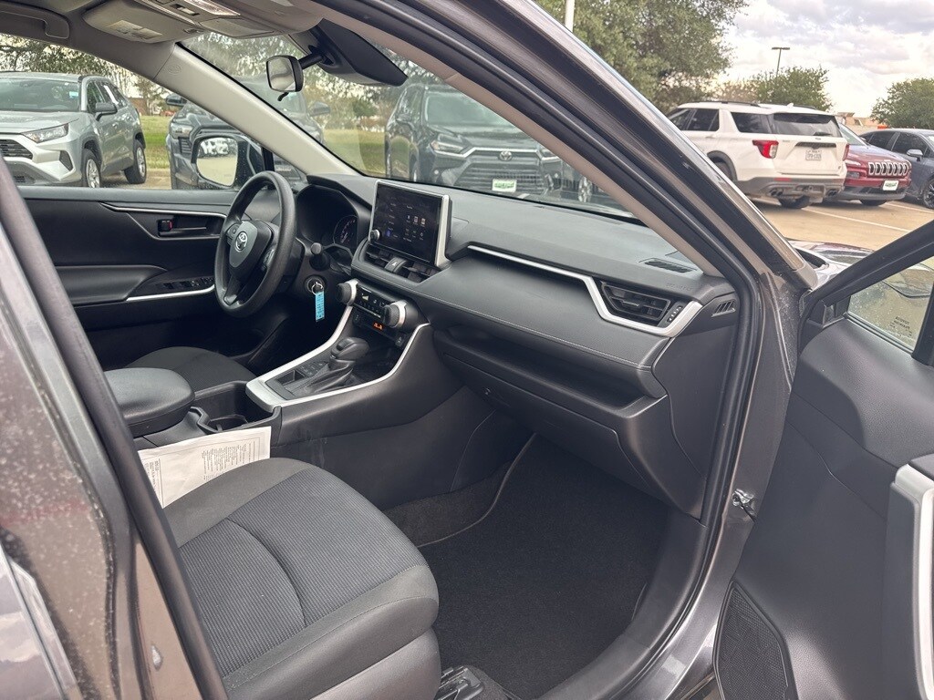 2024 Toyota RAV4 LE photo 4