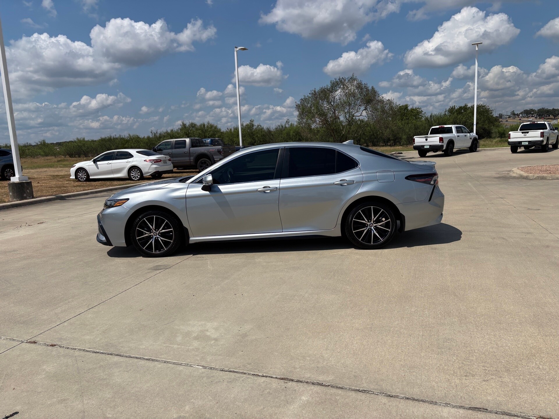 2023 Toyota Camry SE photo 4