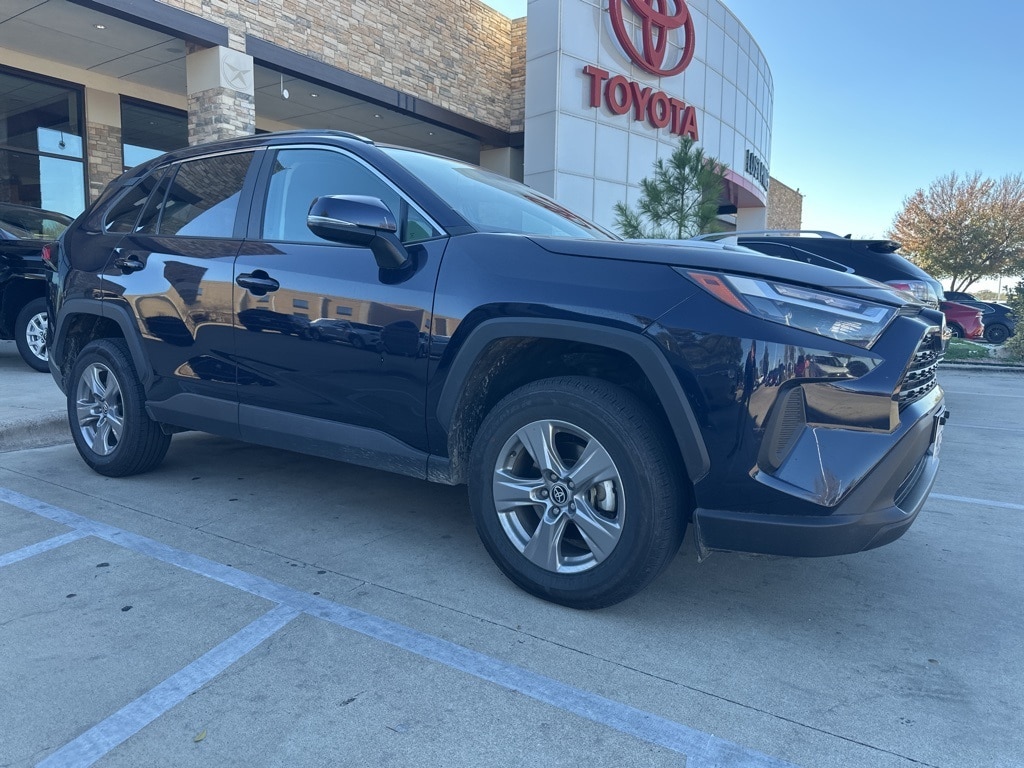 2024 Toyota RAV4 XLE's photo