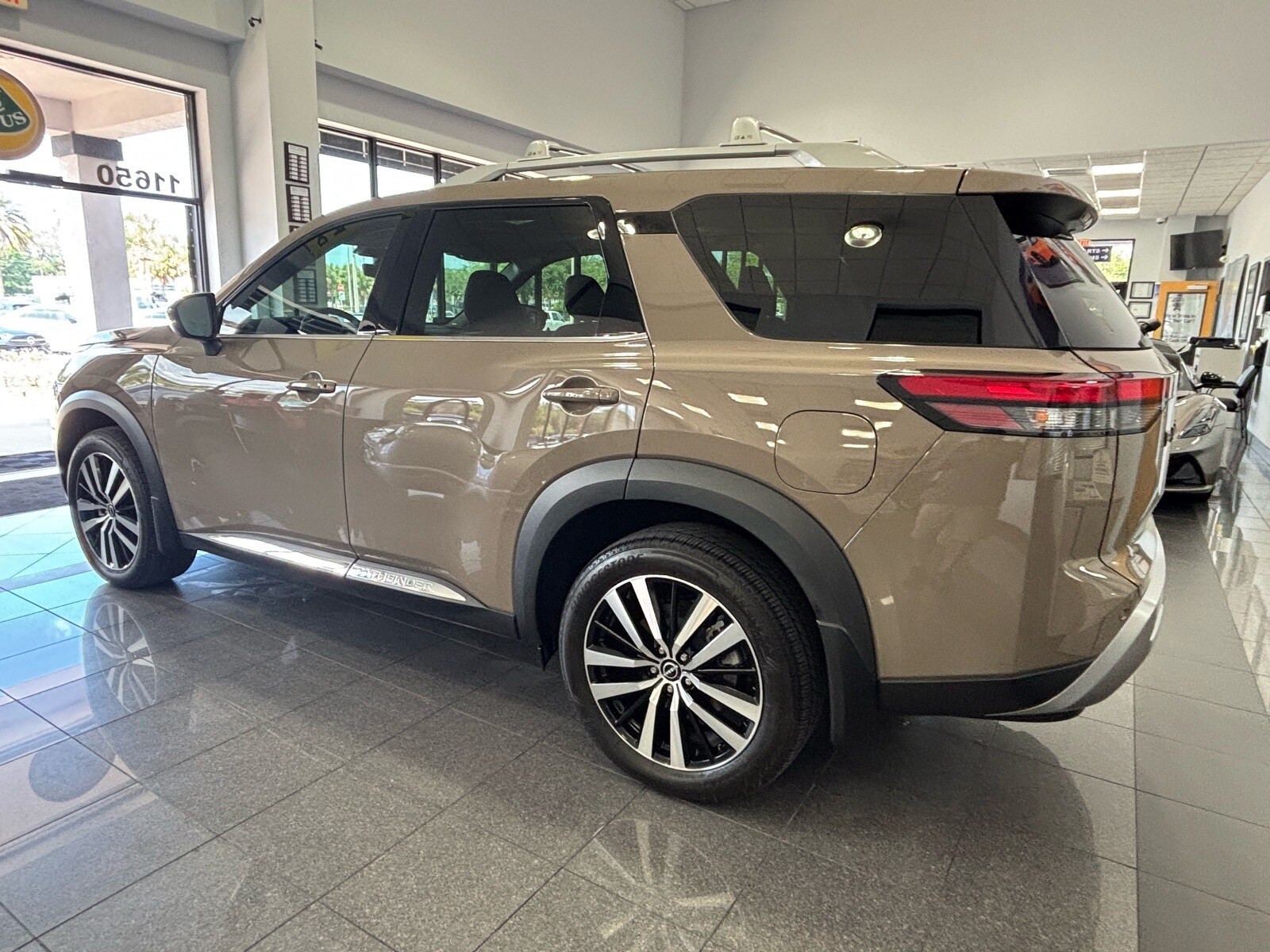 2024 Nissan Pathfinder Platinum photo 3