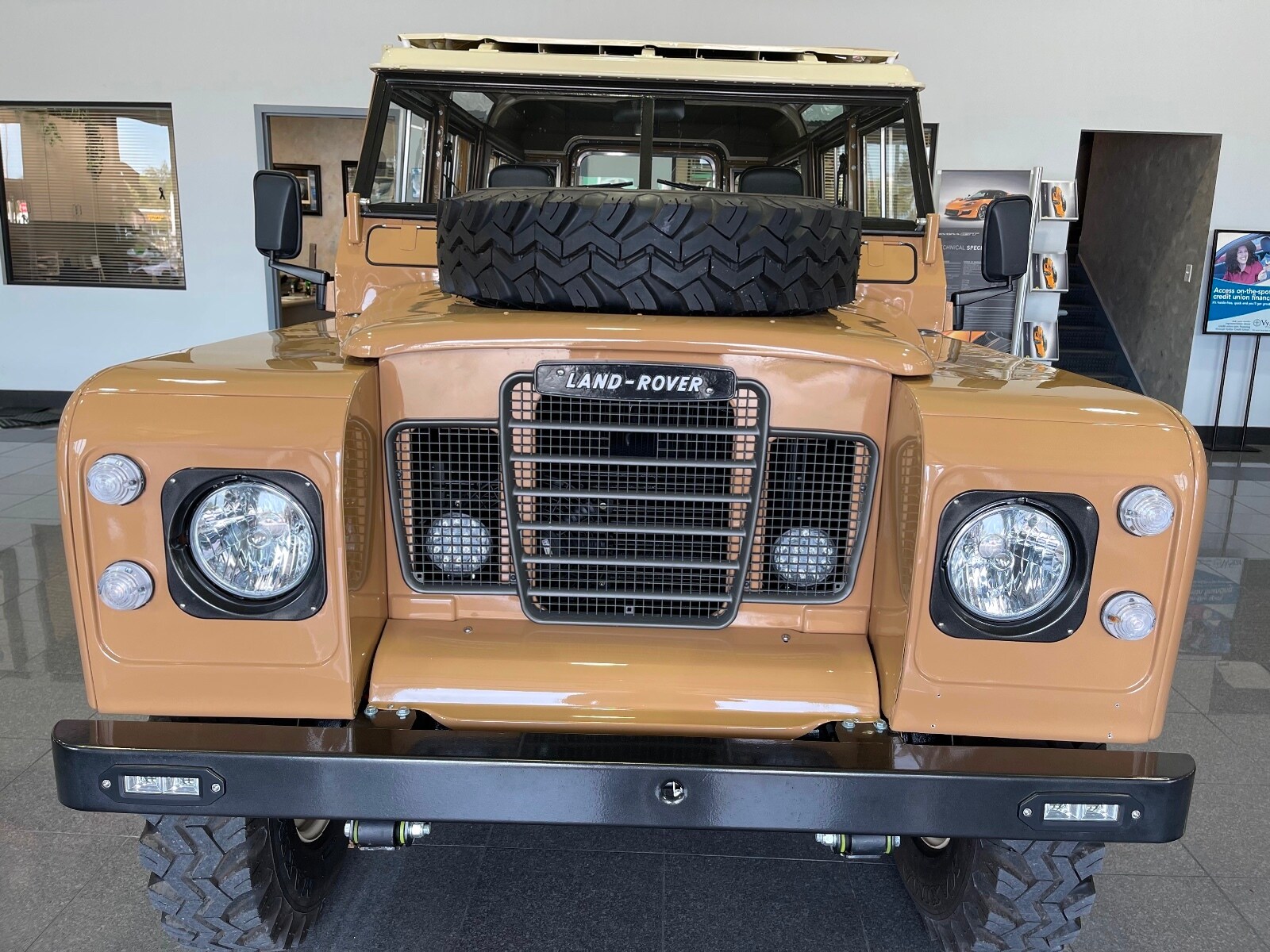 Universal Hobbies(UH) 1:18 Land Rover Serie III 109 Hard Top