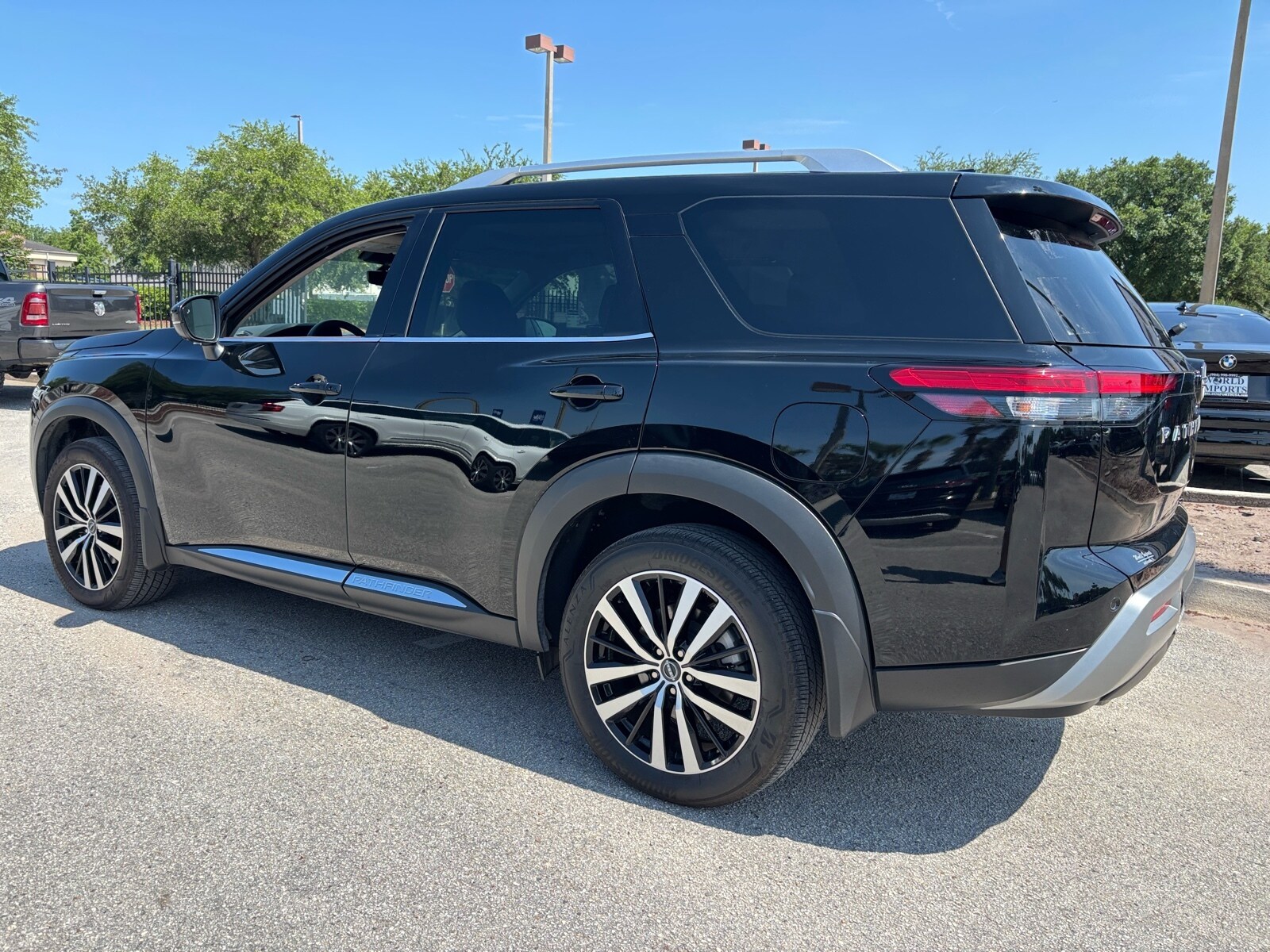2024 Nissan Pathfinder Platinum photo 3