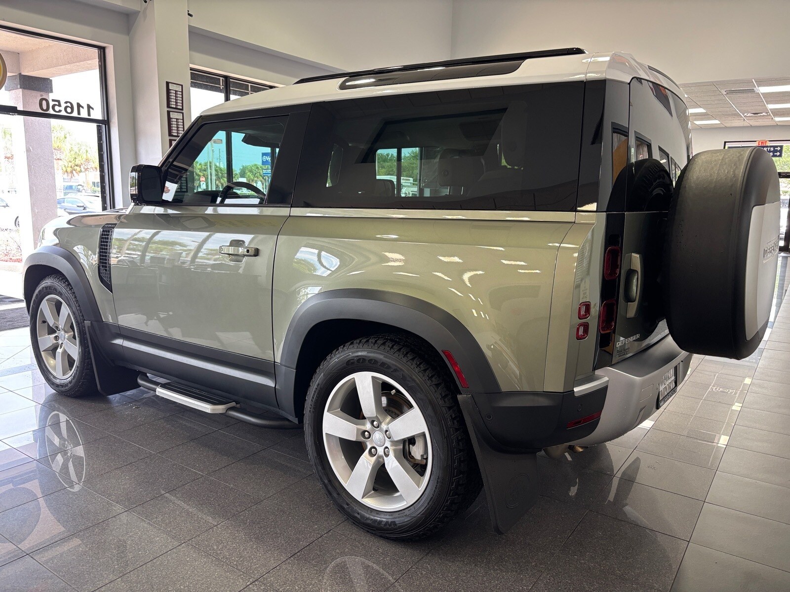 2023 Land Rover Defender S photo 3