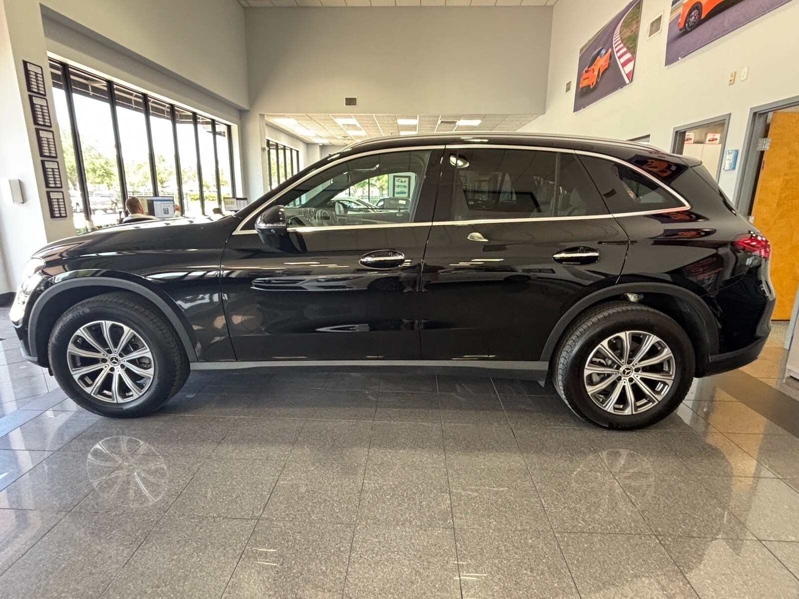 2024 Mercedes Benz GLC 300 photo 2