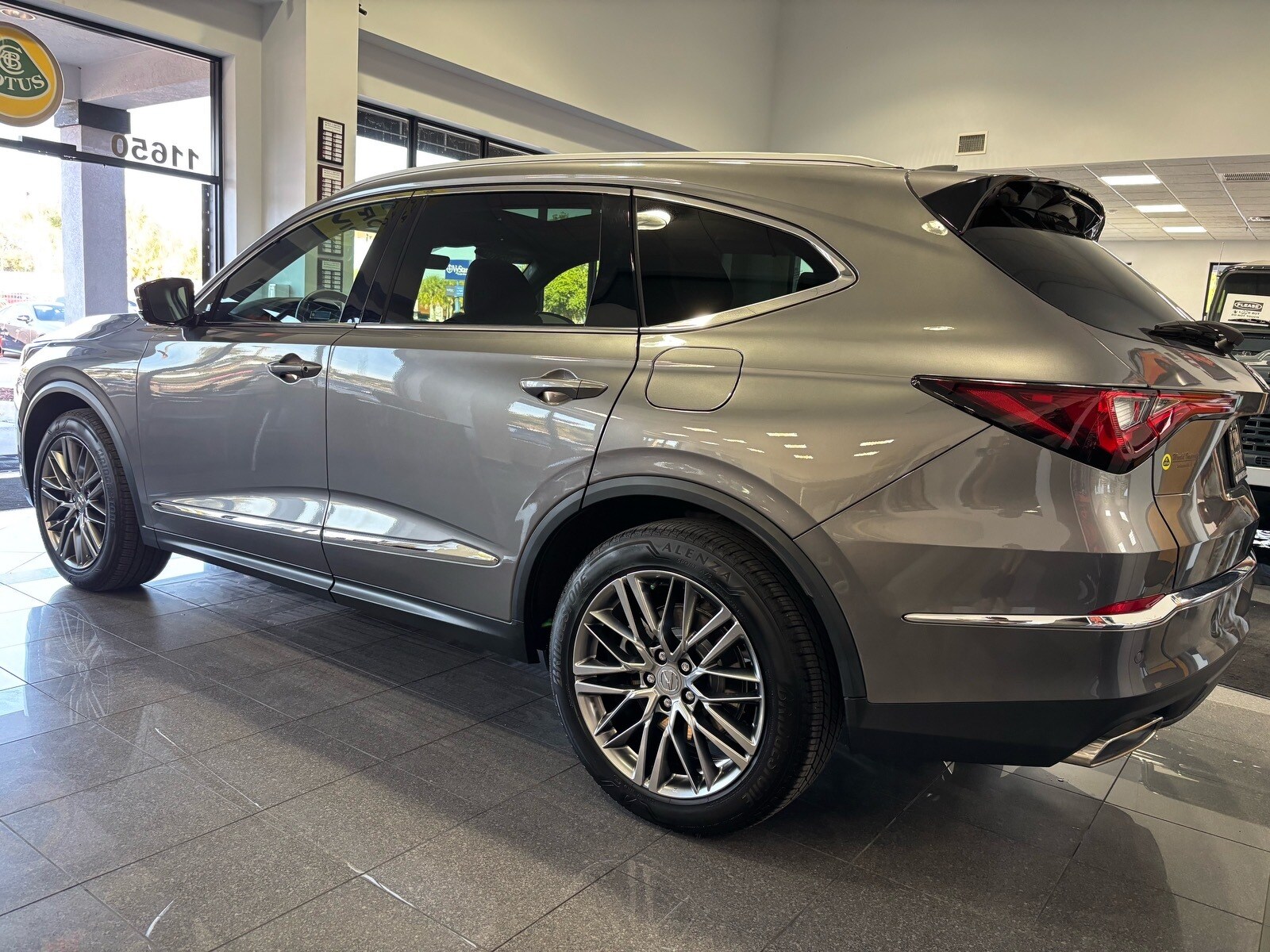 2024 Acura MDX SH-AWD Advance photo 3