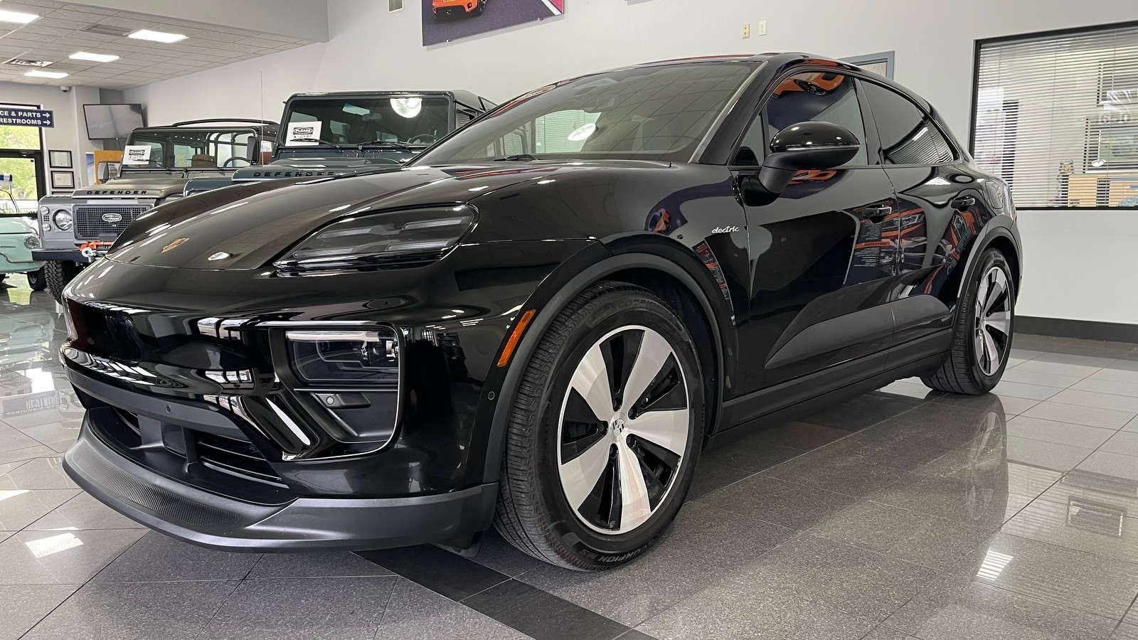 2025 Porsche Macan Base