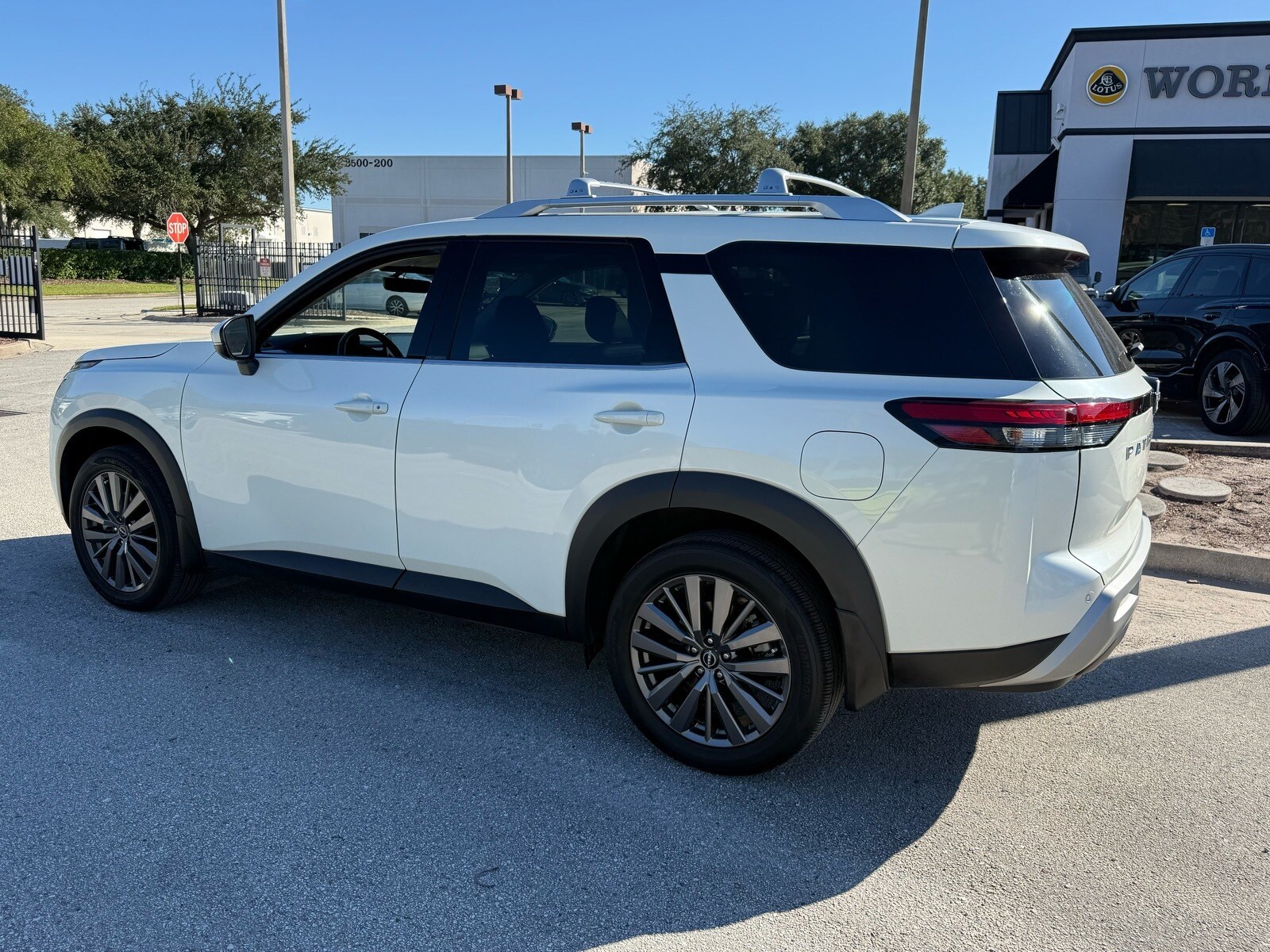 2024 Nissan Pathfinder SL photo 3