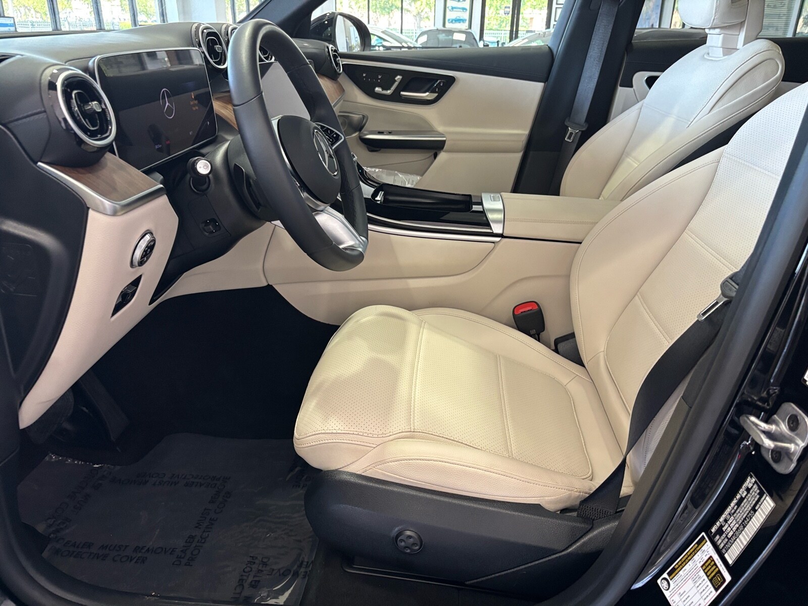 2024 Mercedes Benz GLC 300 photo 4