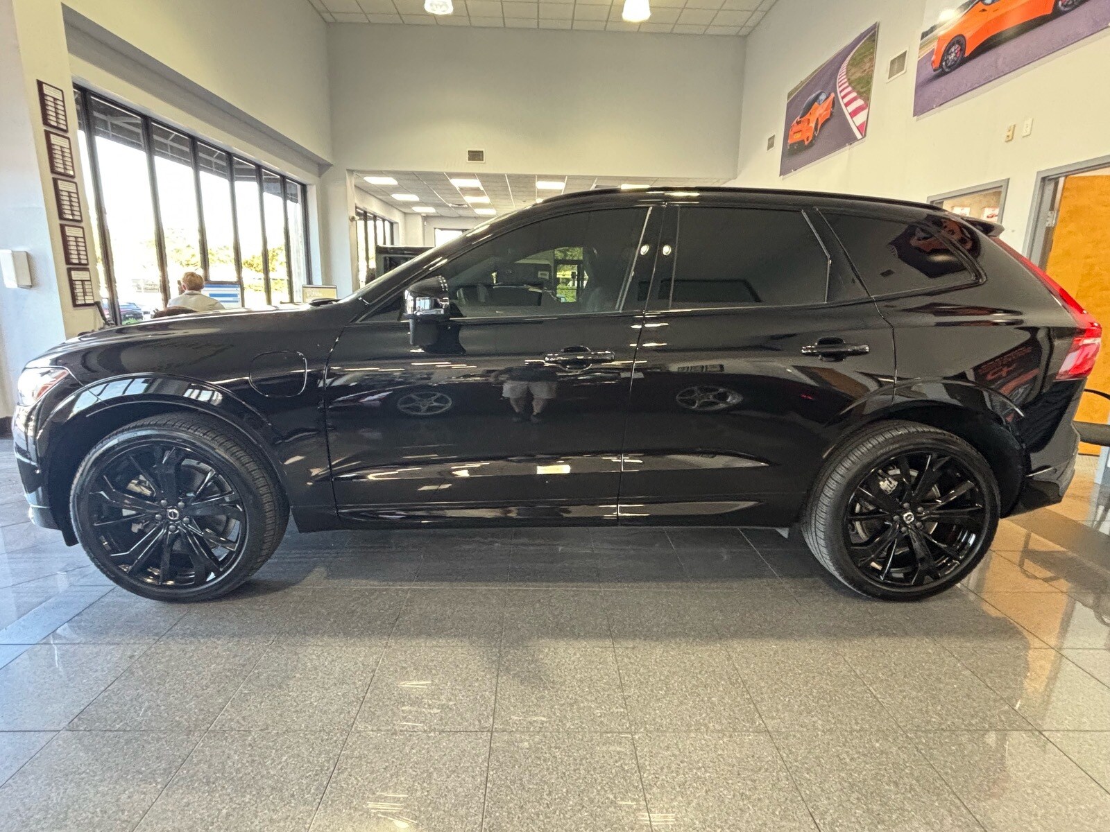 2024 Volvo XC60 Hybrid T8 Ultimate Black Edition photo 2