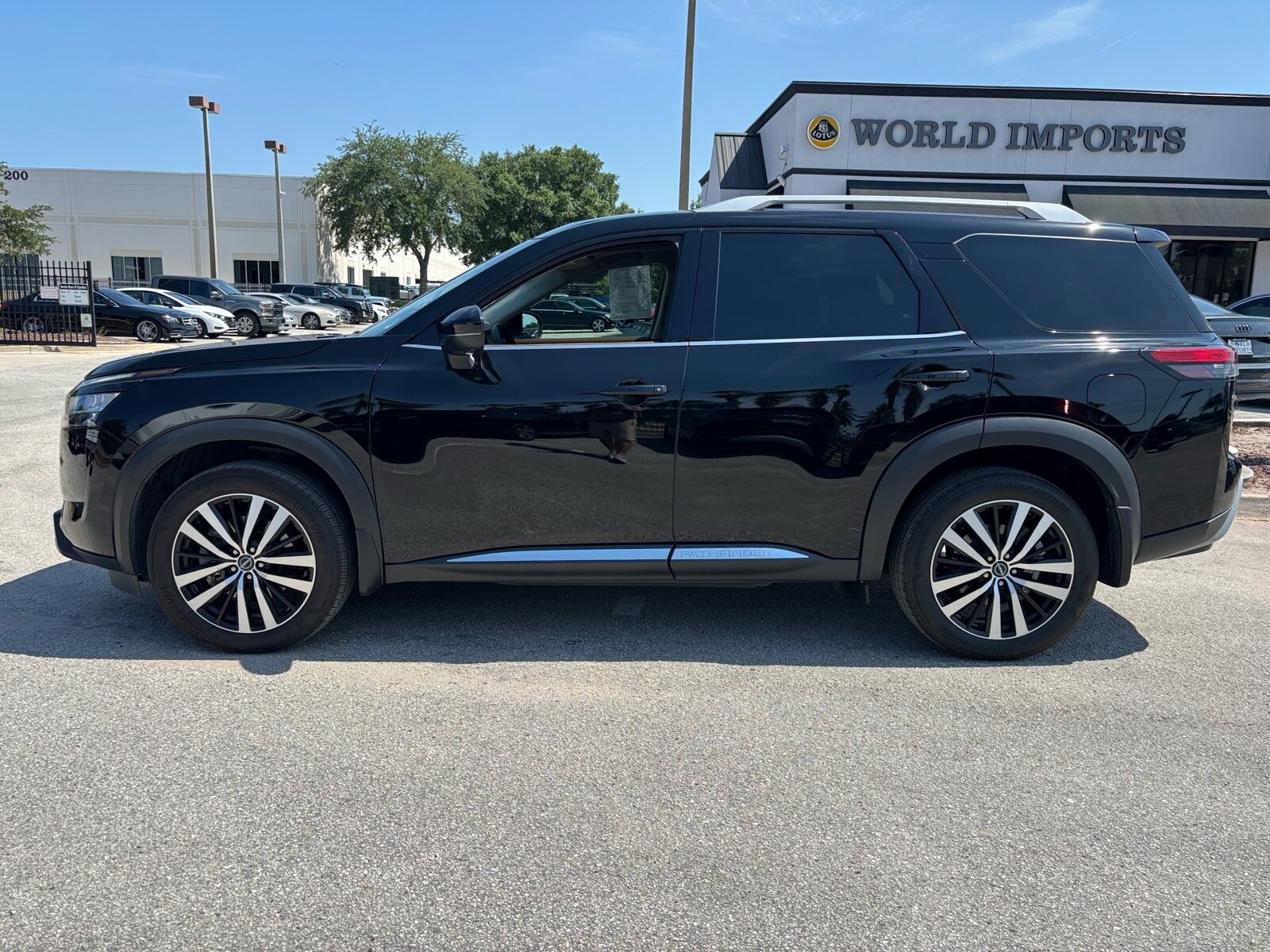 2024 Nissan Pathfinder Platinum photo 2