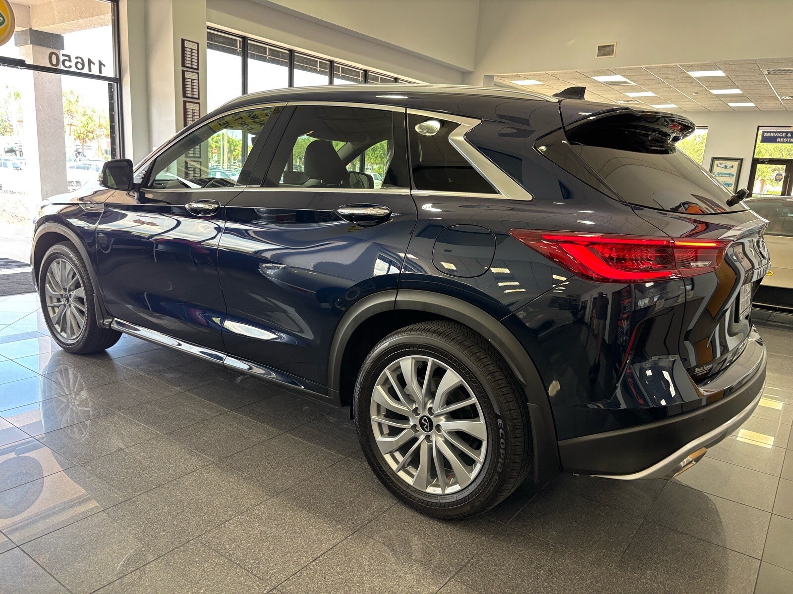 2023 Infiniti QX50 Luxe photo 3
