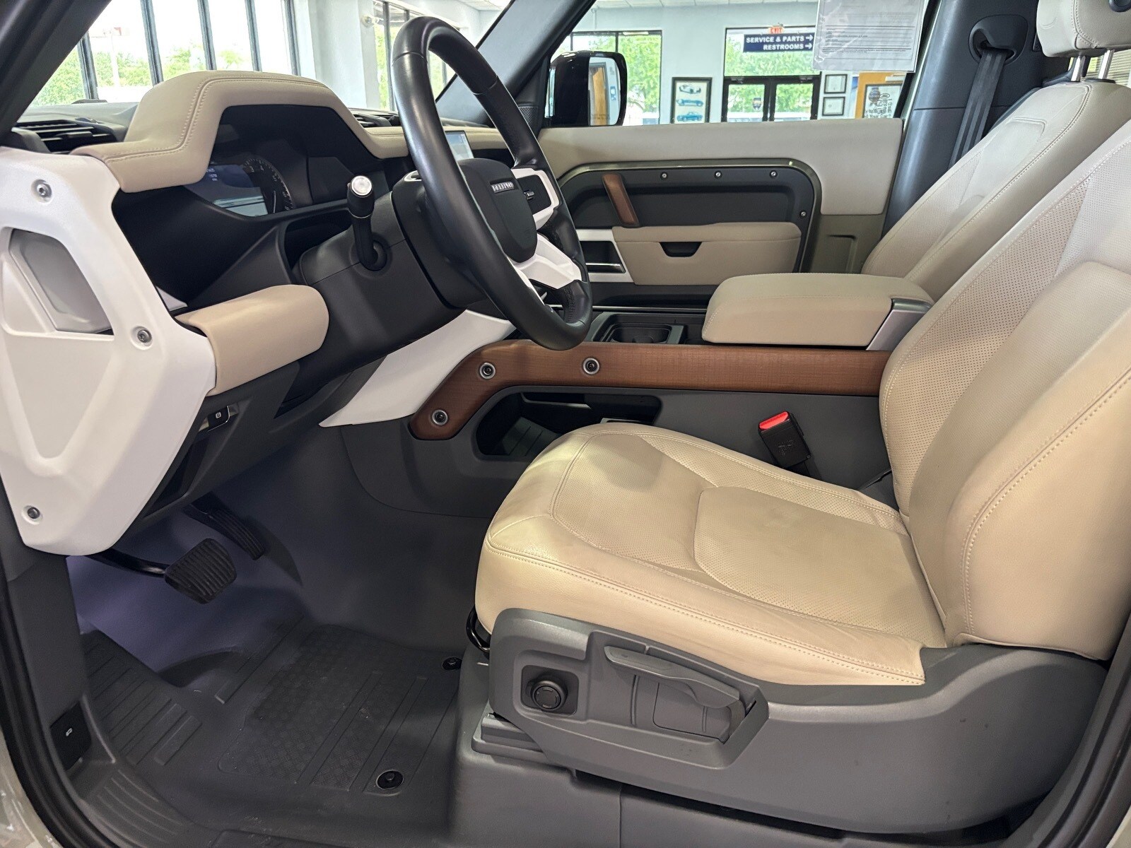 2023 Land Rover Defender S photo 4
