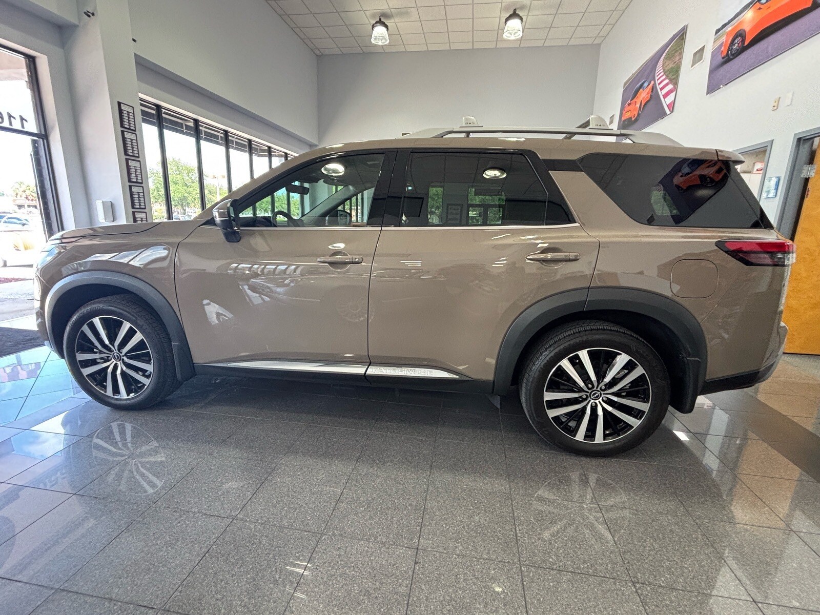 2024 Nissan Pathfinder Platinum photo 2