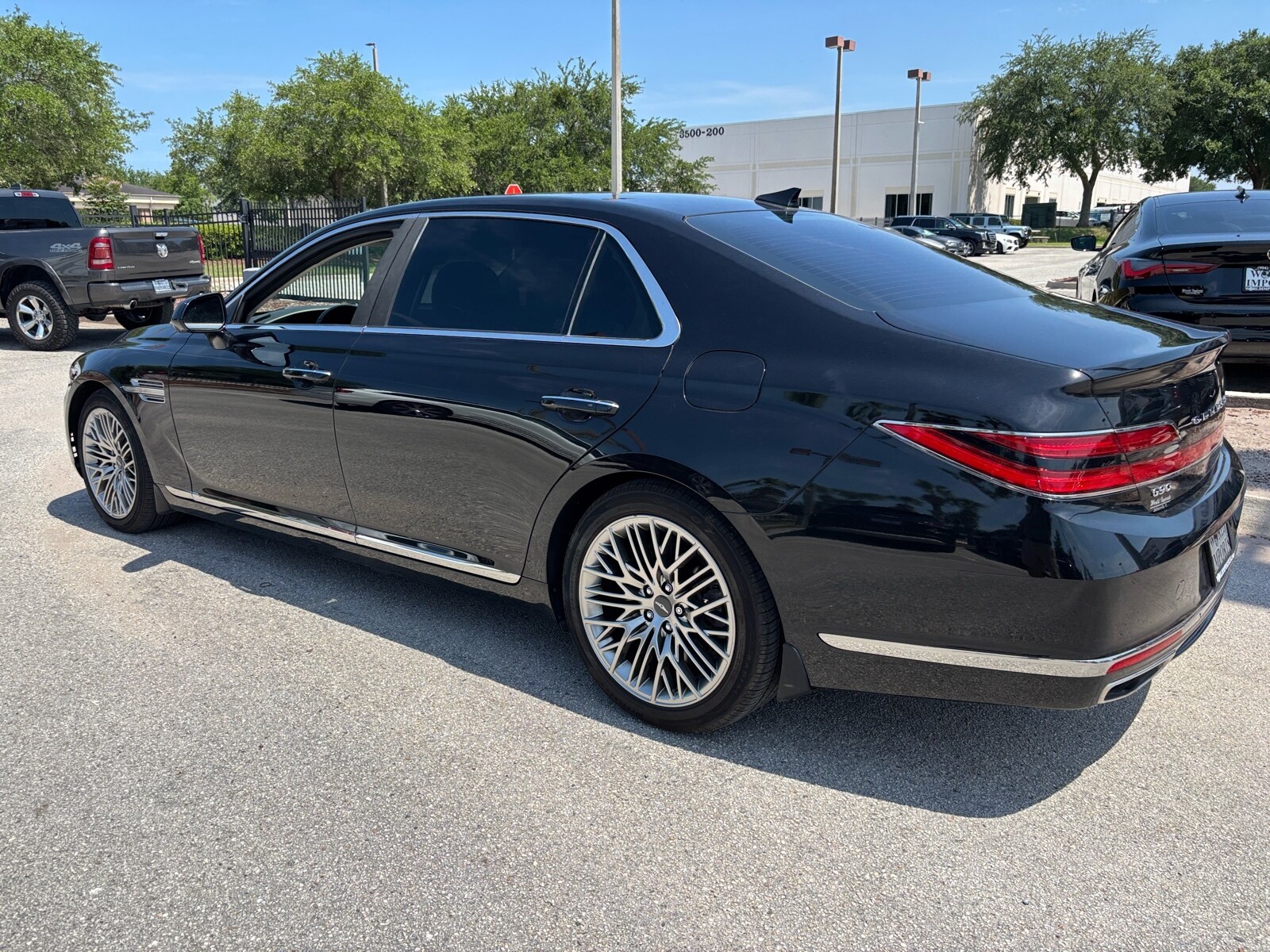 2021 Genesis G90 5.0L Ultimate photo 3