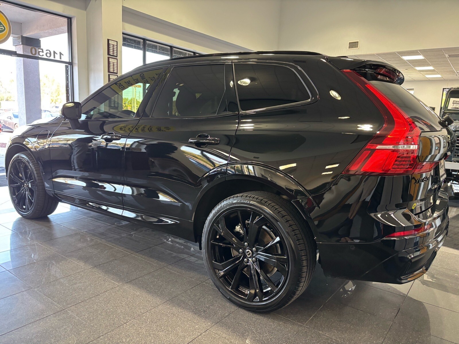 2024 Volvo XC60 Hybrid T8 Ultimate Black Edition photo 3