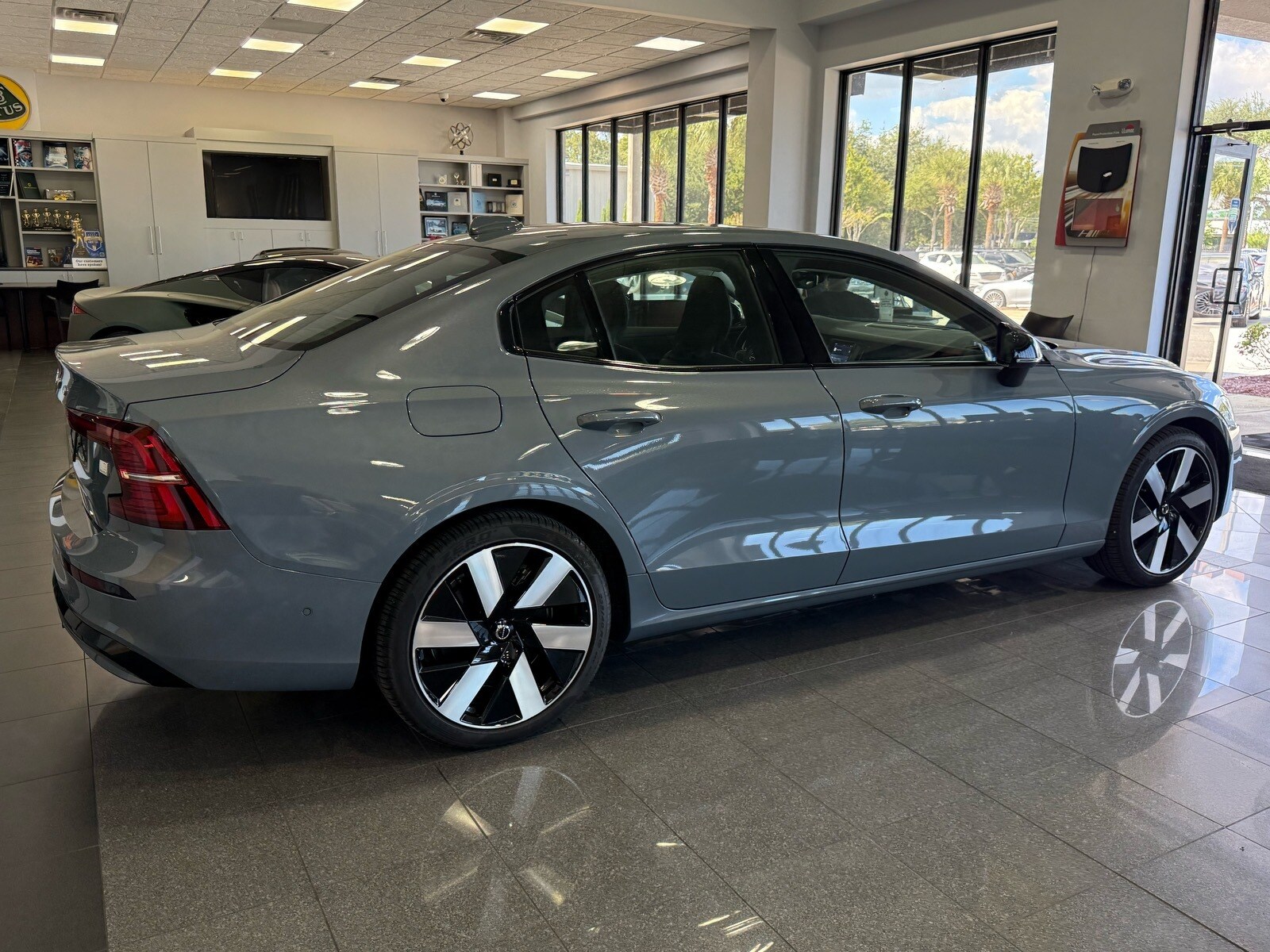 2024 Volvo S60 T8 Plus photo 4