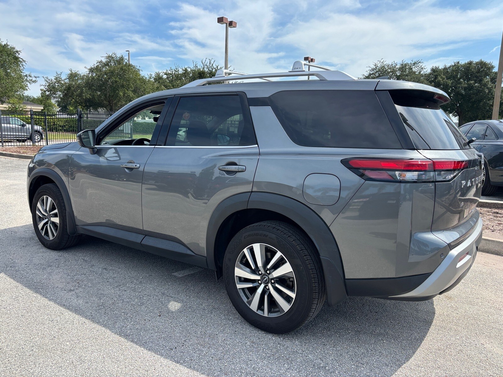 2023 Nissan Pathfinder SL photo 2