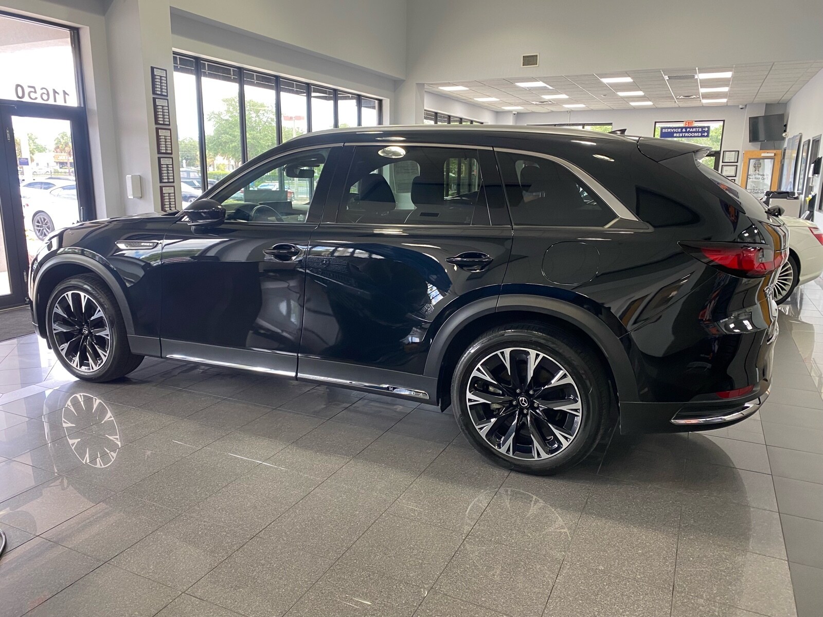 2024 Mazda CX-90 Plug-in Hybrid Premium Plus photo 2