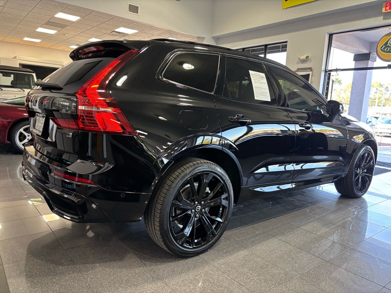 2024 Volvo XC60 Hybrid T8 Ultimate Black Edition photo 4