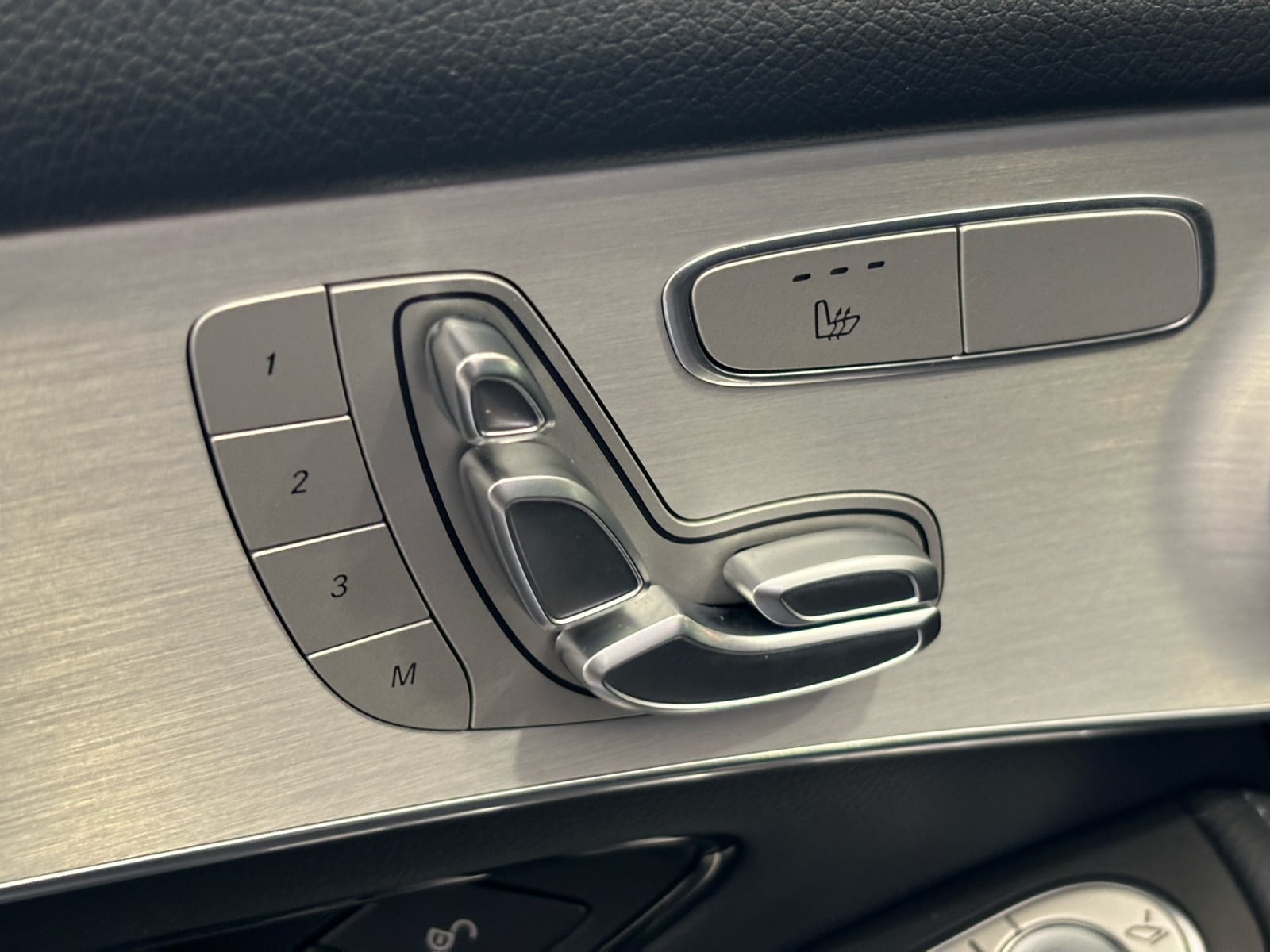 2022 Mercedes-Benz GLC GLC300 - Photo 32