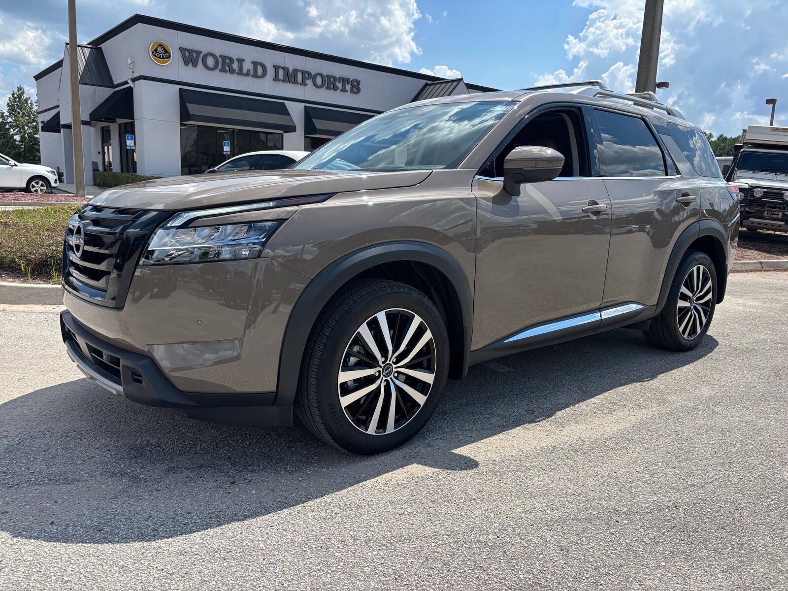 2024 Nissan Pathfinder Platinum photo 4