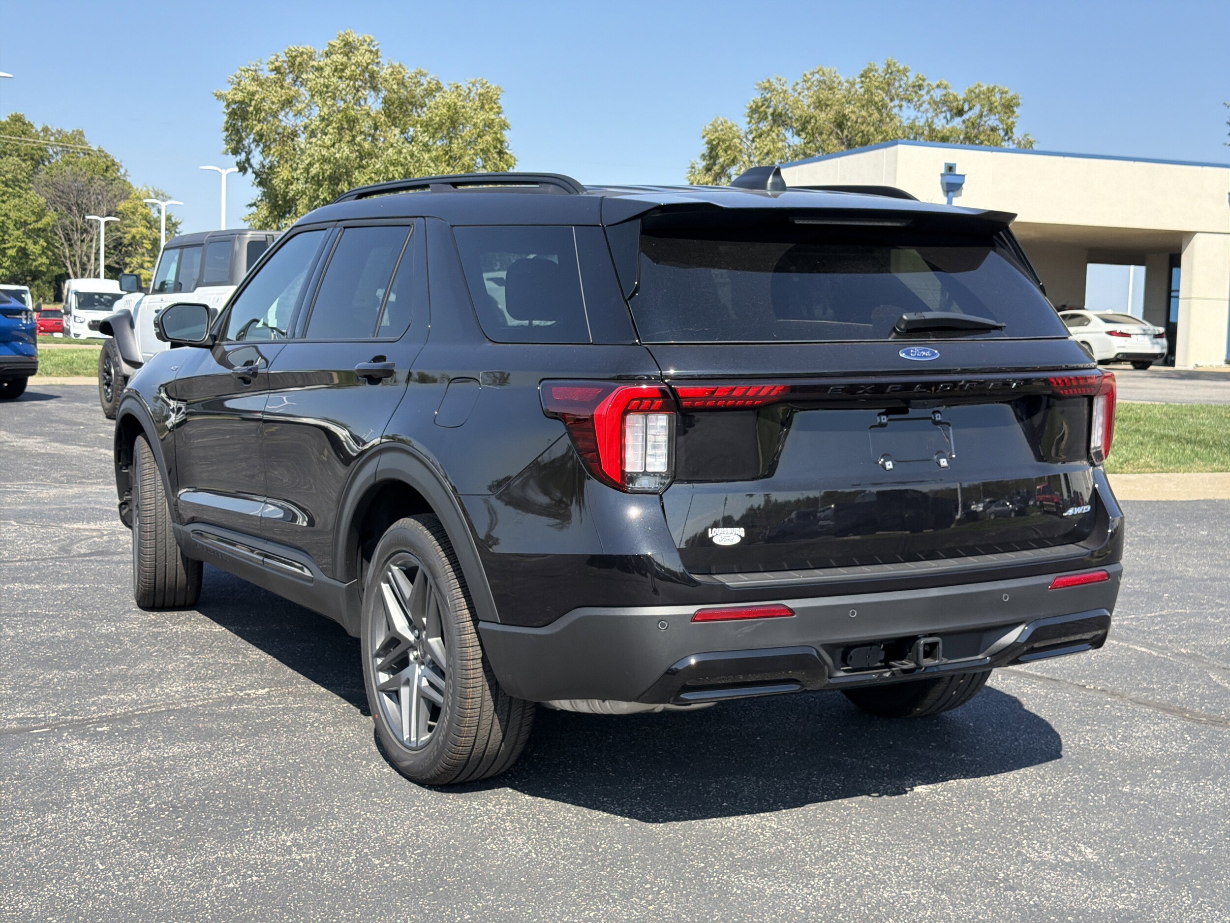 2025 Ford Explorer ST-Line photo 2