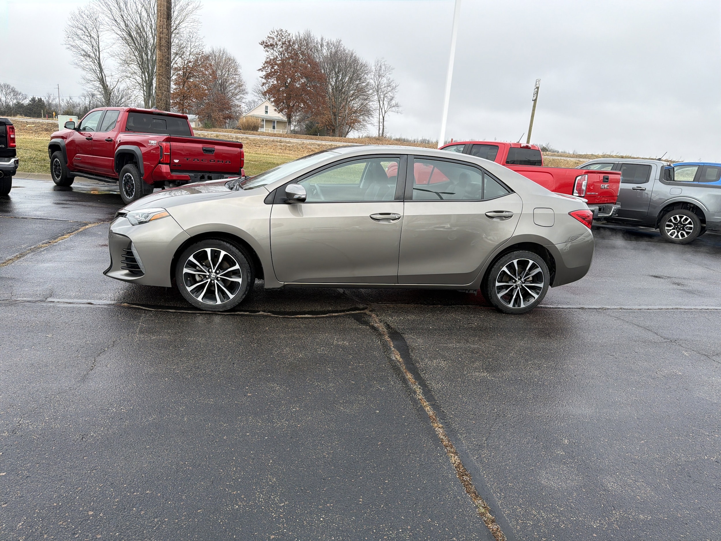 Used 2018 Toyota Corolla SE with VIN 5YFBURHE1JP815591 for sale in Kansas City