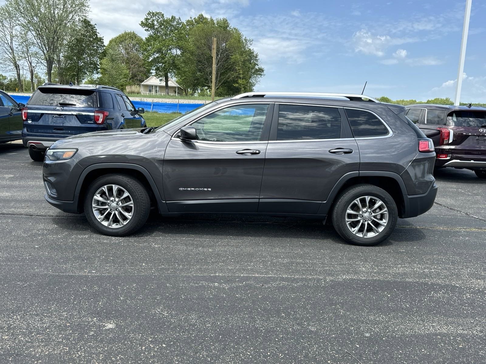 Used 2019 Jeep Cherokee Latitude Plus with VIN 1C4PJLLB6KD290041 for sale in Kansas City