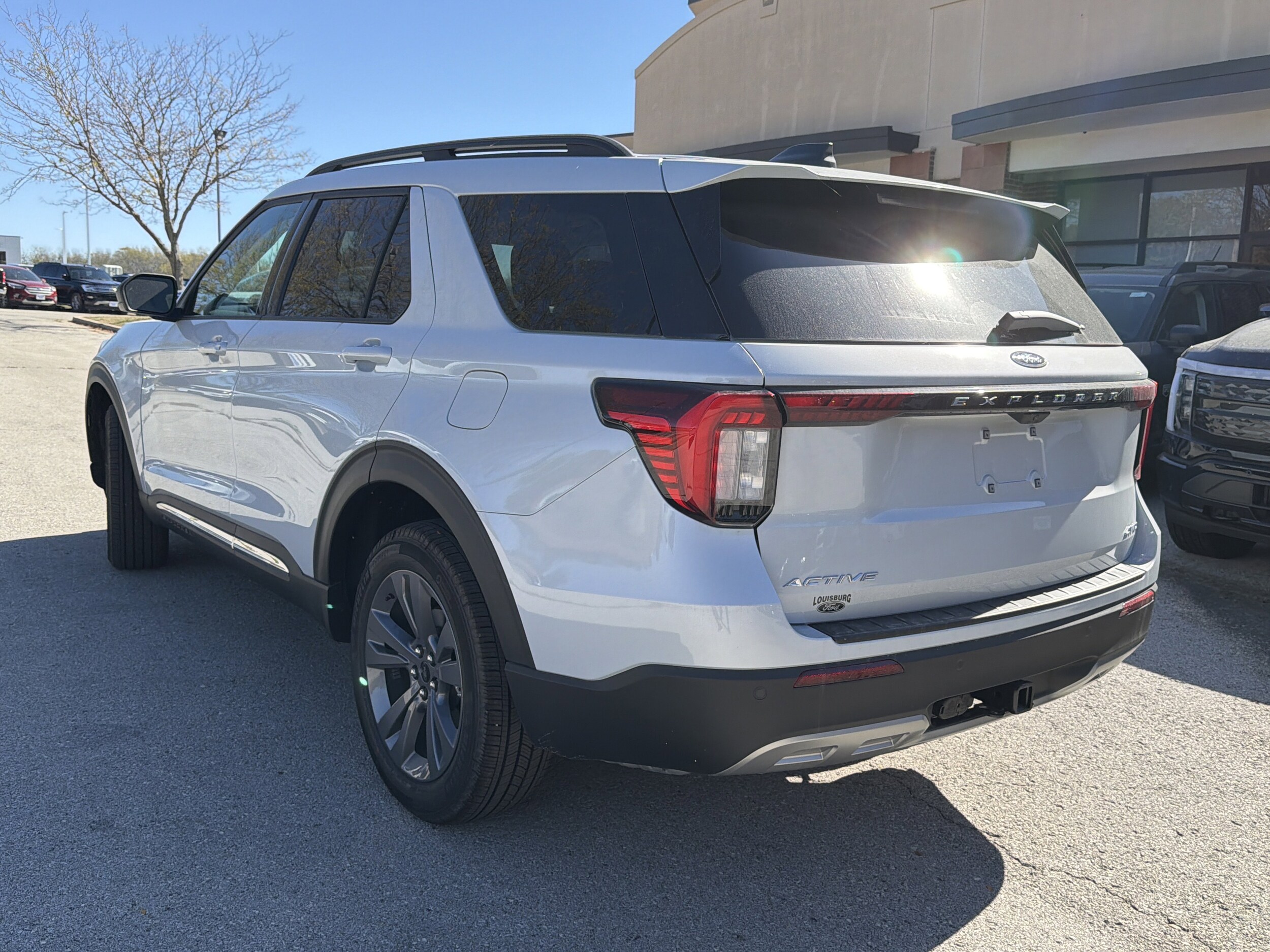 2025 Ford Explorer photo 3