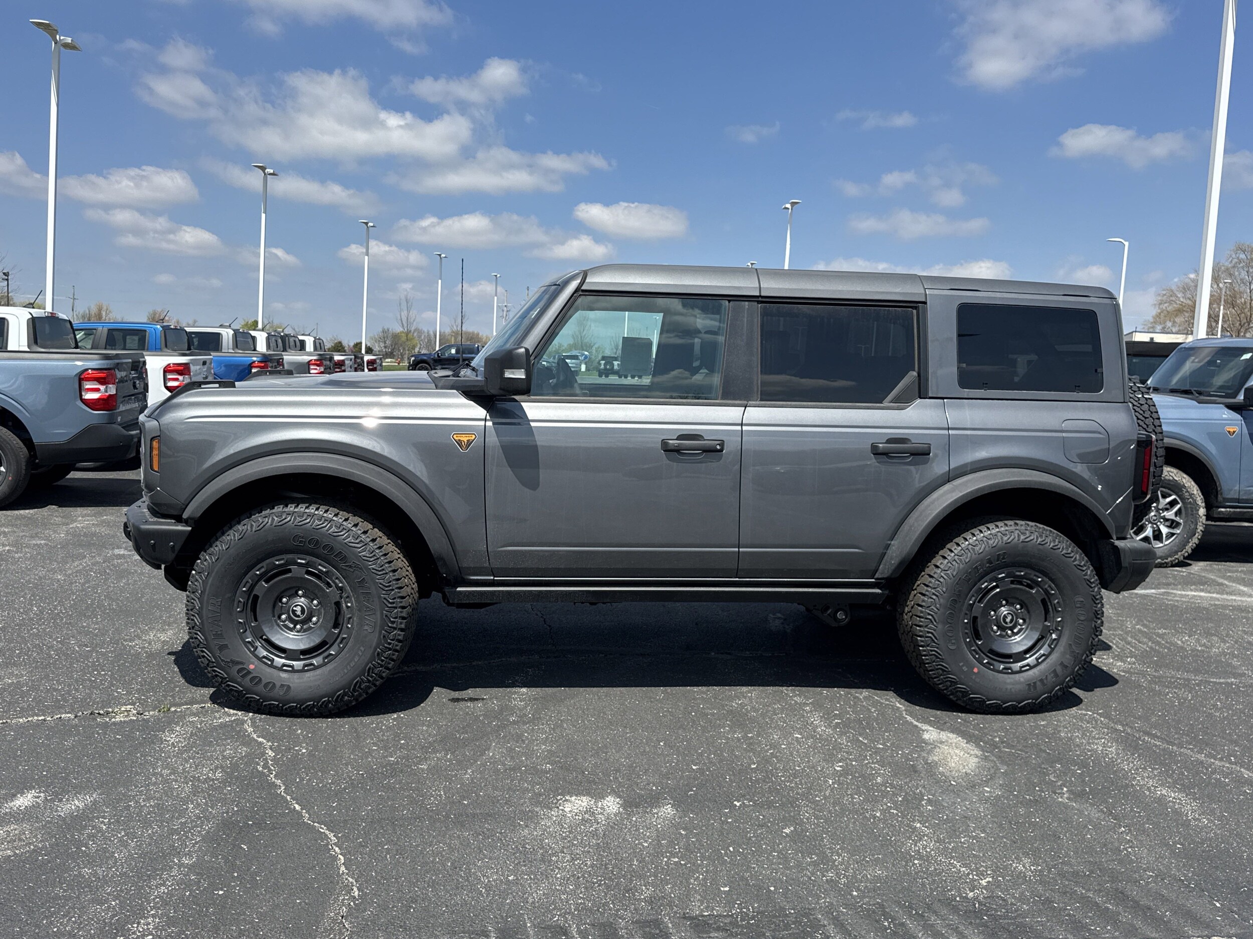 2025 Ford Bronco Badlands photo 2
