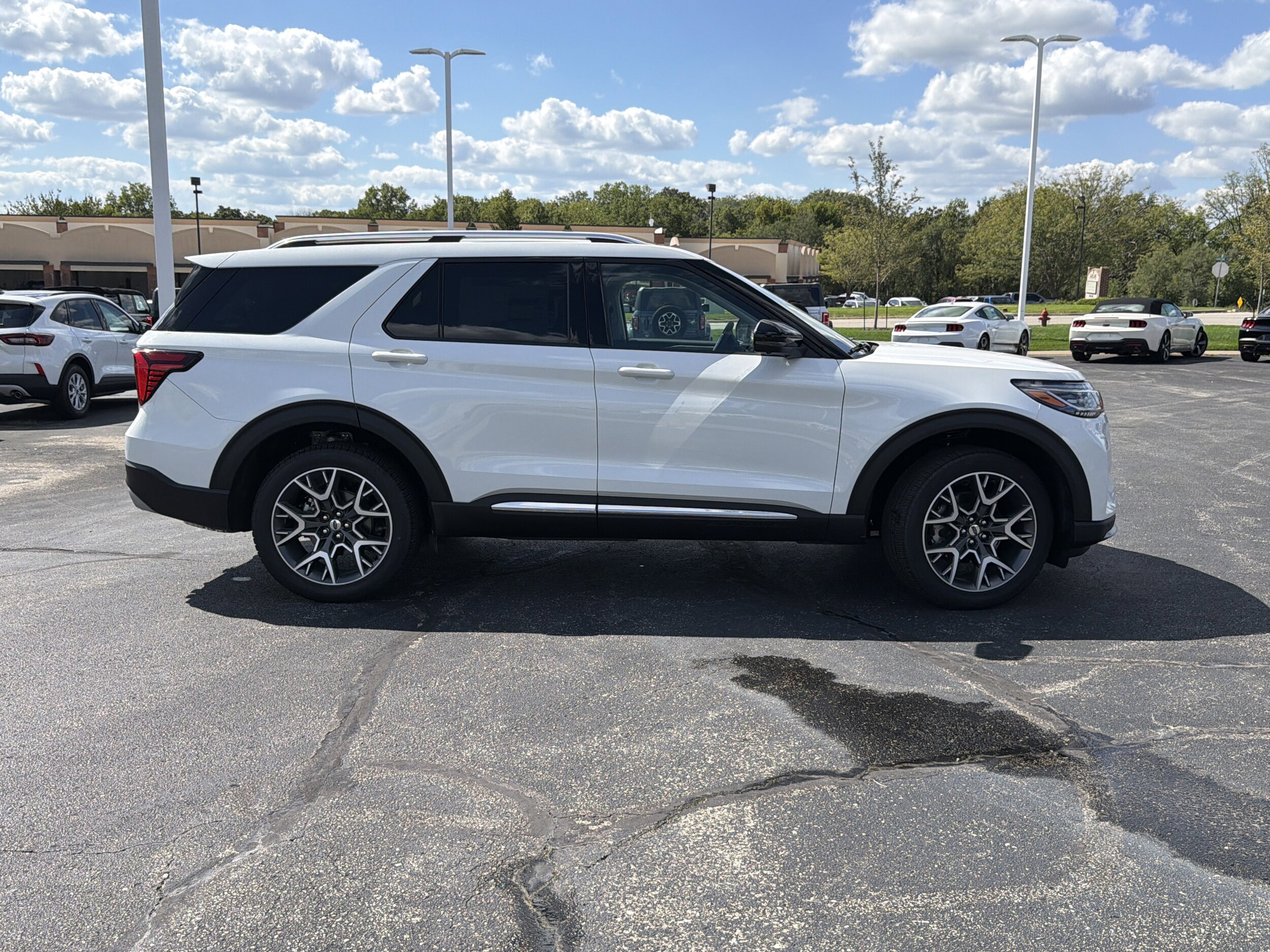 2025 Ford Explorer Platinum photo 2