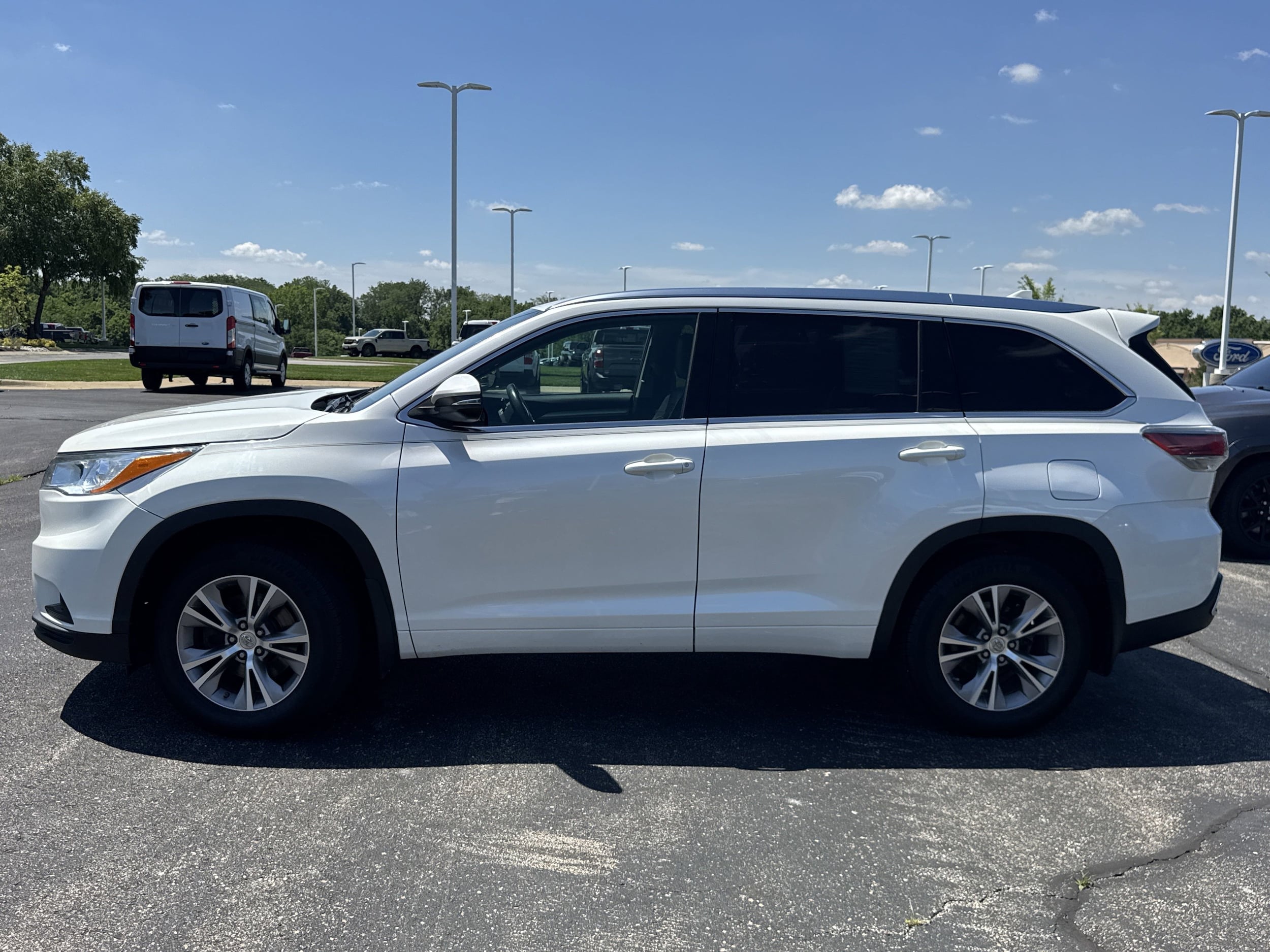 Used 2014 Toyota Highlander XLE with VIN 5TDJKRFH9ES065093 for sale in Kansas City