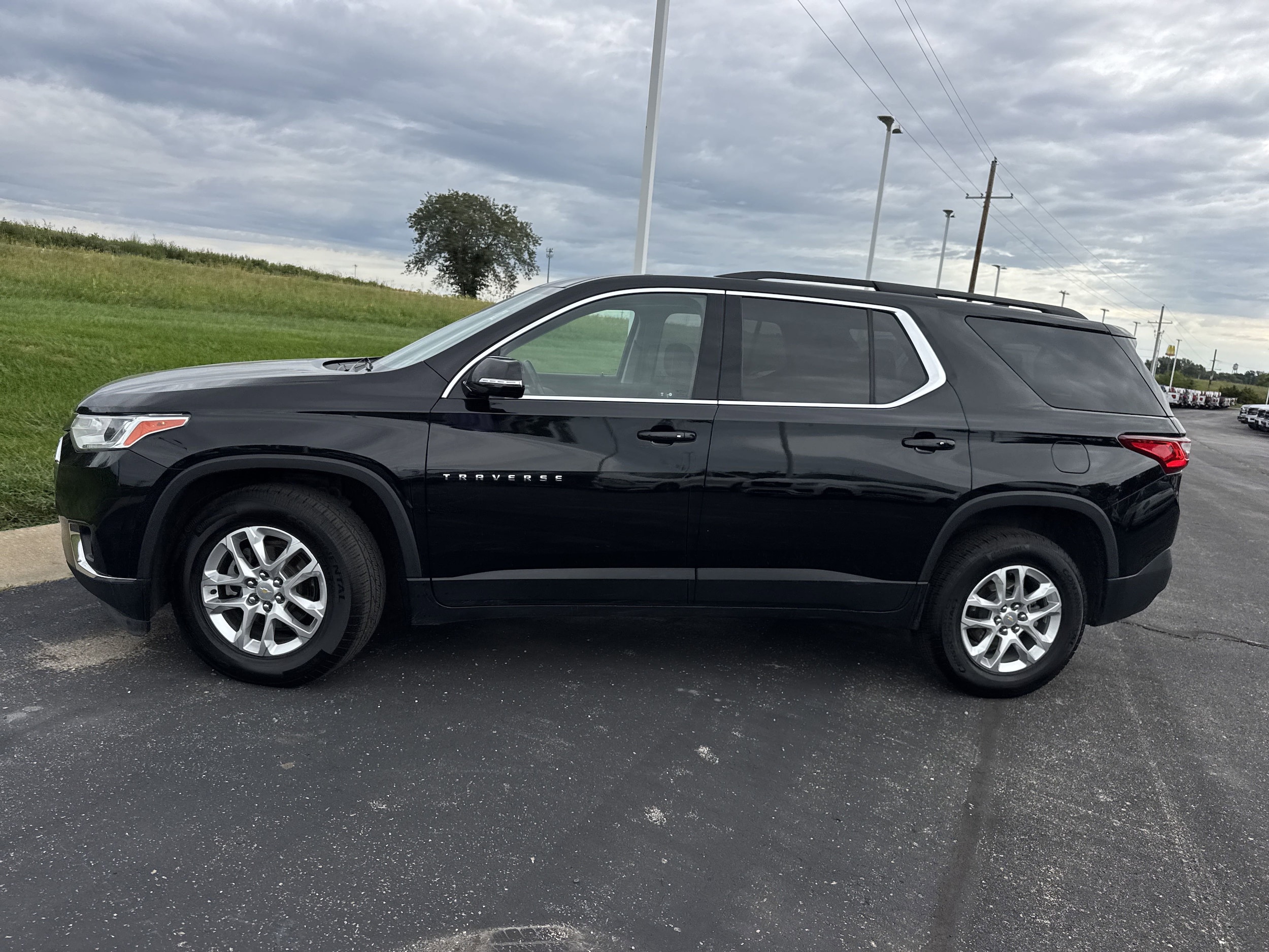 Used 2019 Chevrolet Traverse 1LT with VIN 1GNERGKW4KJ107479 for sale in Kansas City