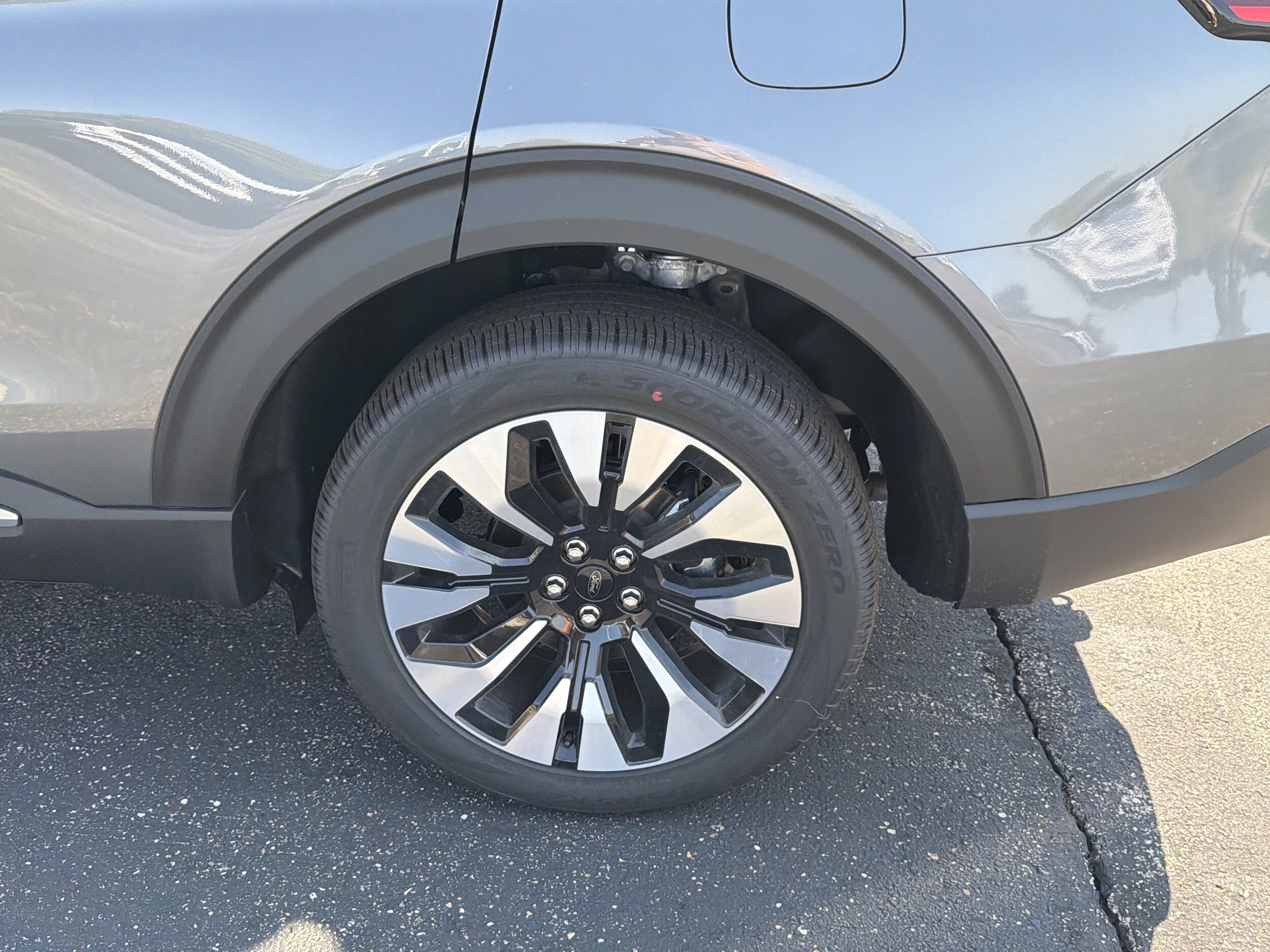 2025 Ford Explorer Platinum photo 4
