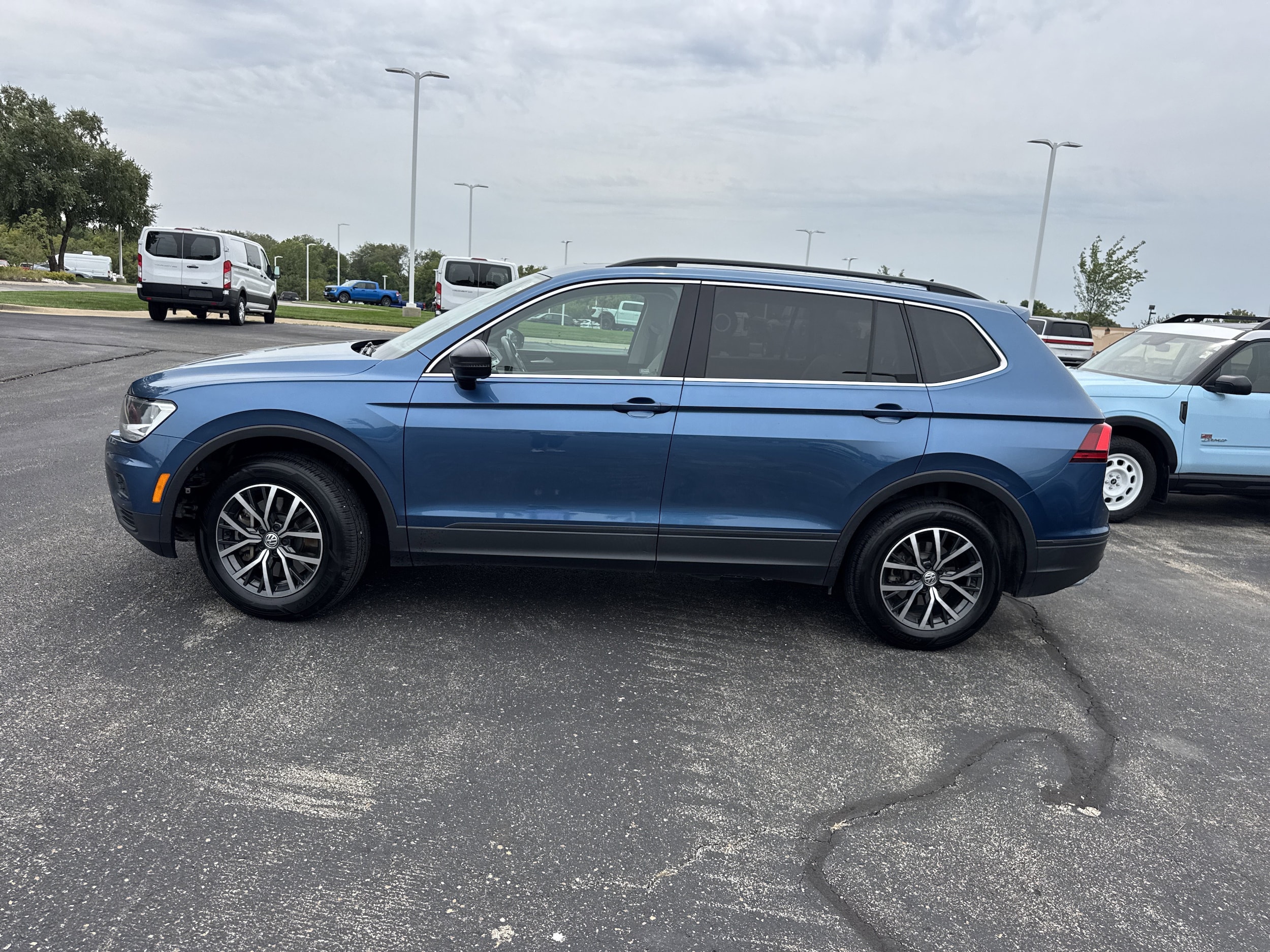 Used 2019 Volkswagen Tiguan SE with VIN 3VV2B7AX2KM137899 for sale in Kansas City