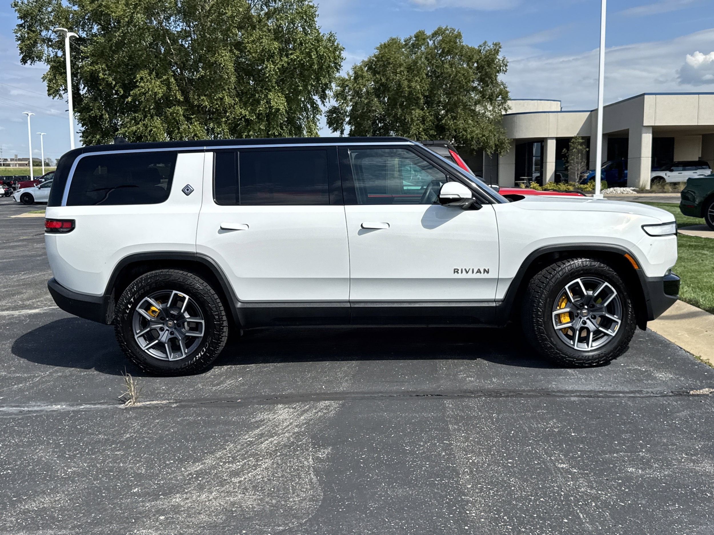 Used 2023 Rivian R1S Adventure with VIN 7PDSGABAXPN004689 for sale in Kansas City