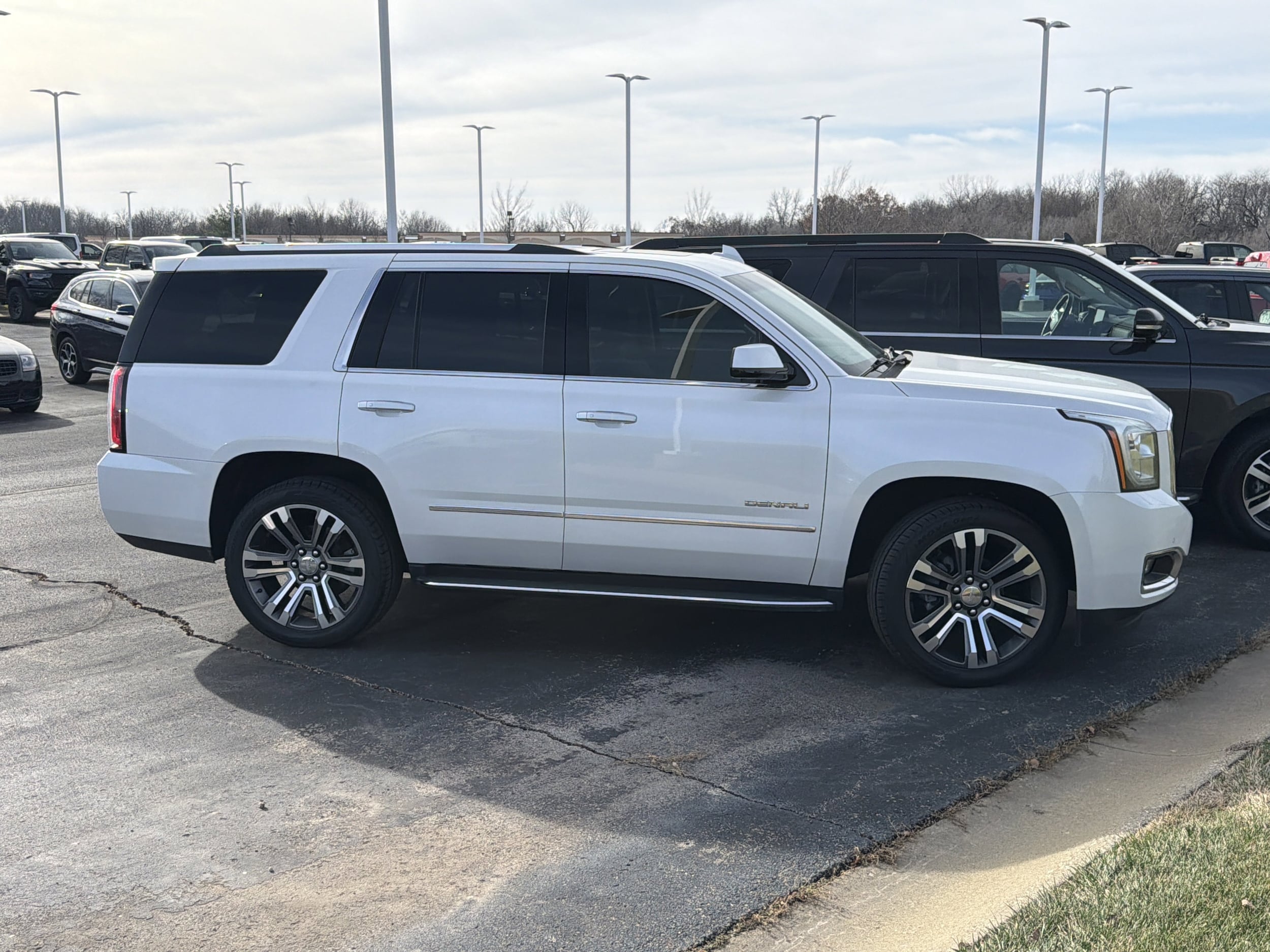 Used 2019 GMC Yukon Denali with VIN 1GKS2CKJ5KR208694 for sale in Kansas City