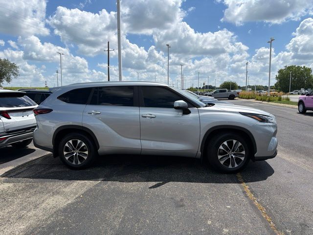 Used 2024 Toyota Highlander XLE with VIN 5TDKDRBH9RS568343 for sale in Kansas City