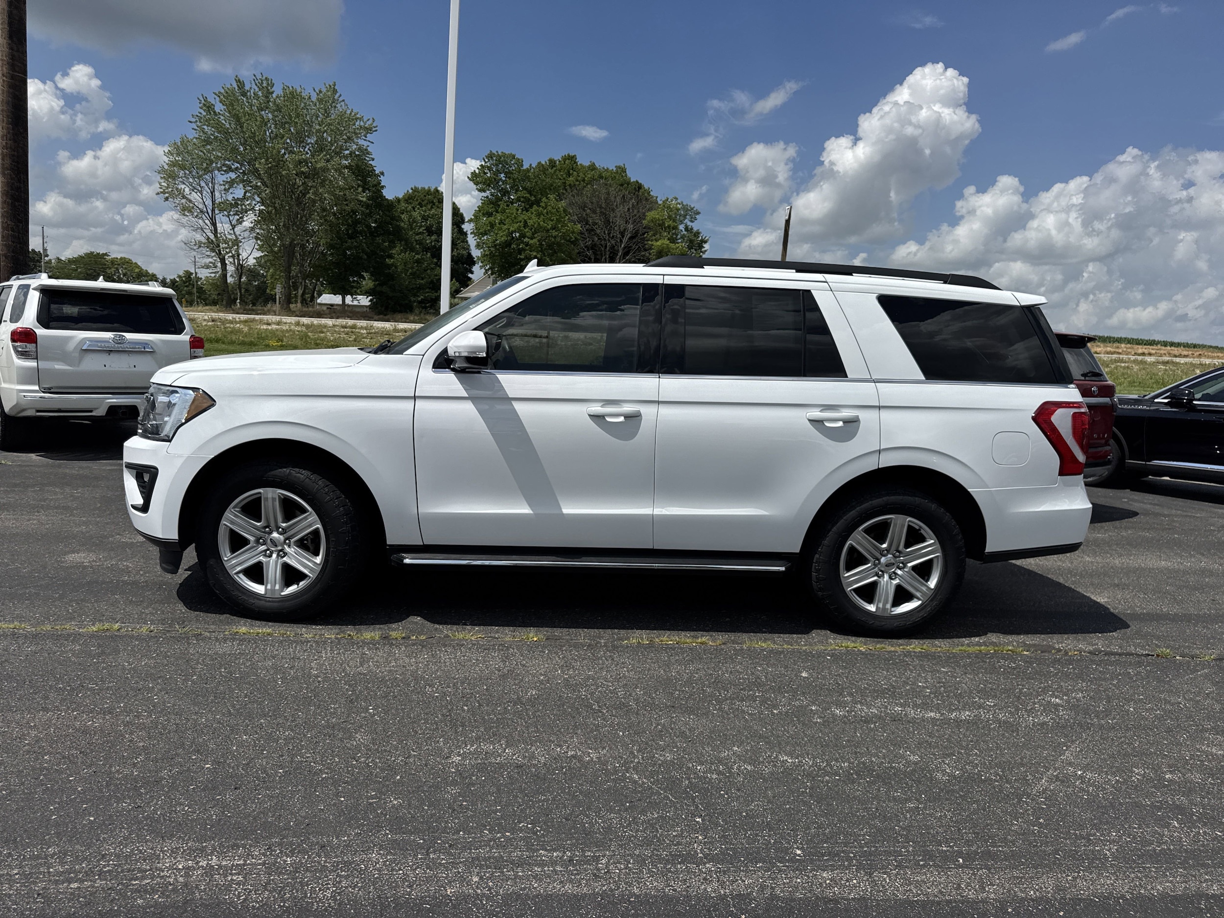Used 2020 Ford Expedition XLT with VIN 1FMJU1JT5LEA13949 for sale in Kansas City