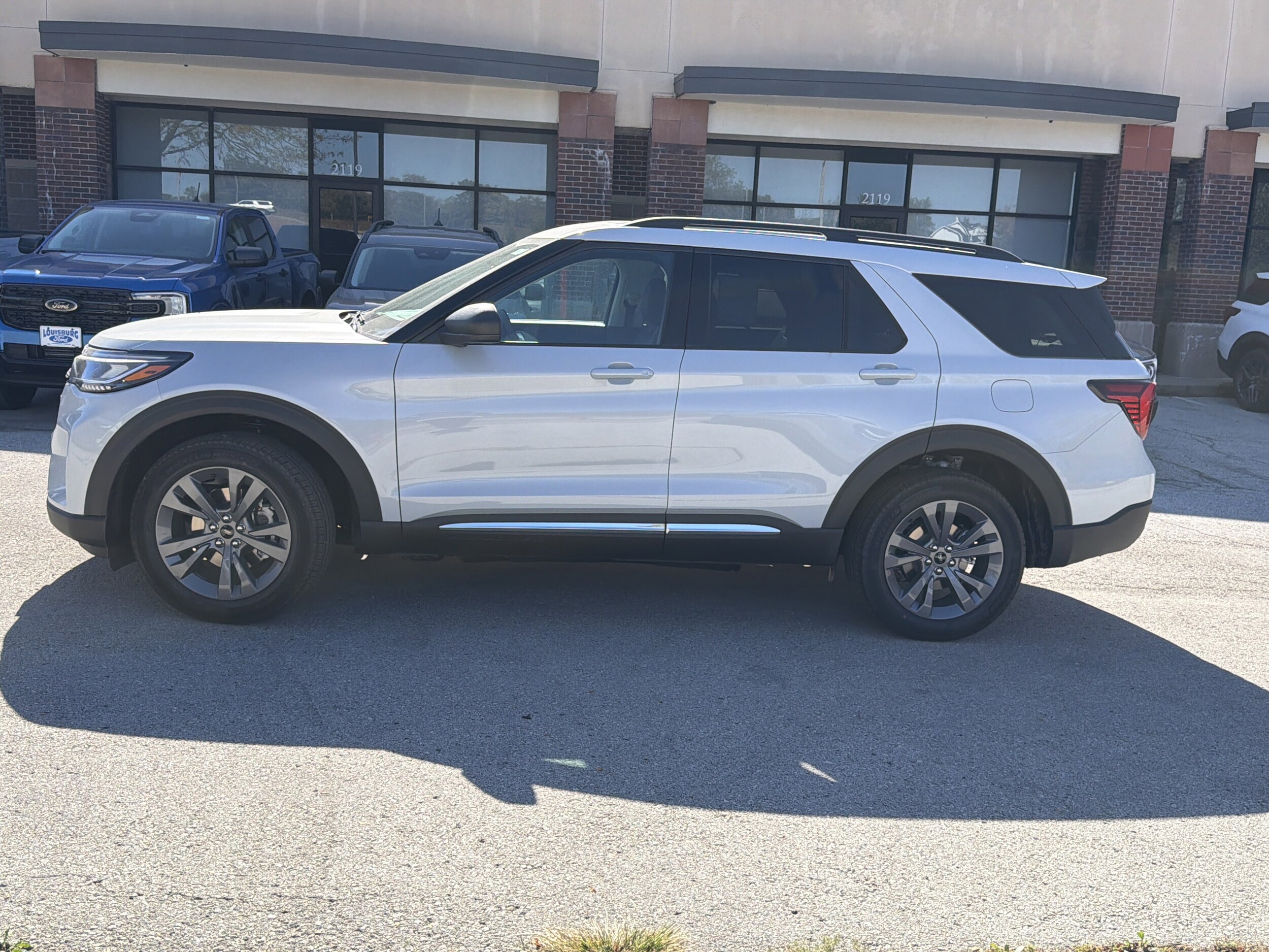 2025 Ford Explorer photo 2