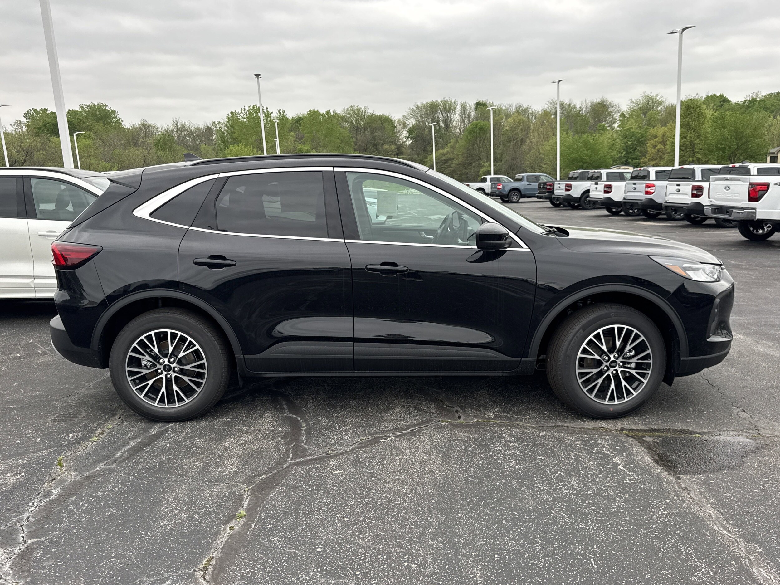 2025 Ford Escape Plug-In Hybrid photo 2