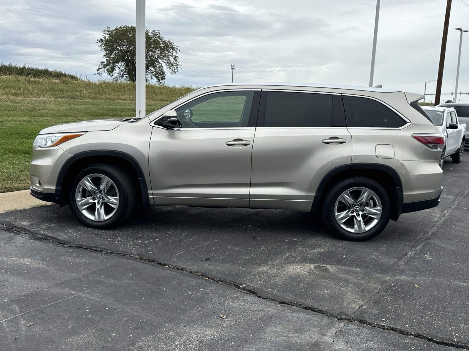 Used 2016 Toyota Highlander Limited with VIN 5TDDKRFH8GS229093 for sale in Louisburg, KS