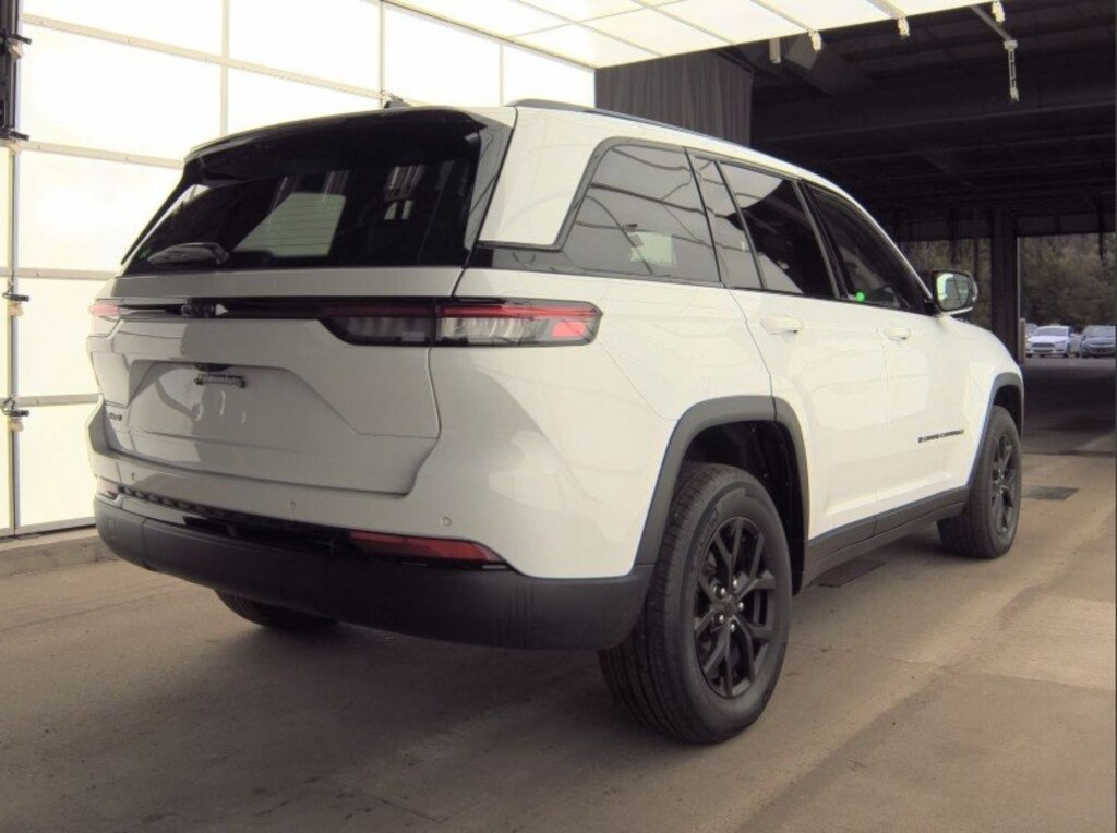 Used 2024 Jeep Grand Cherokee Laredo SUV