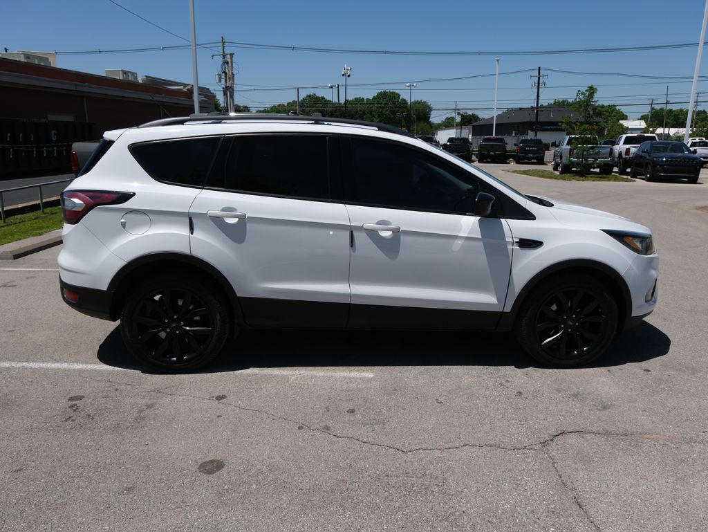 Used 2017 Ford Escape SE with VIN 1FMCU0GD1HUC75757 for sale in Louisville, KY