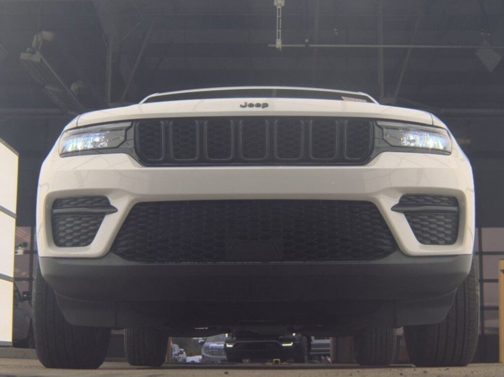 Used 2024 Jeep Grand Cherokee Laredo SUV