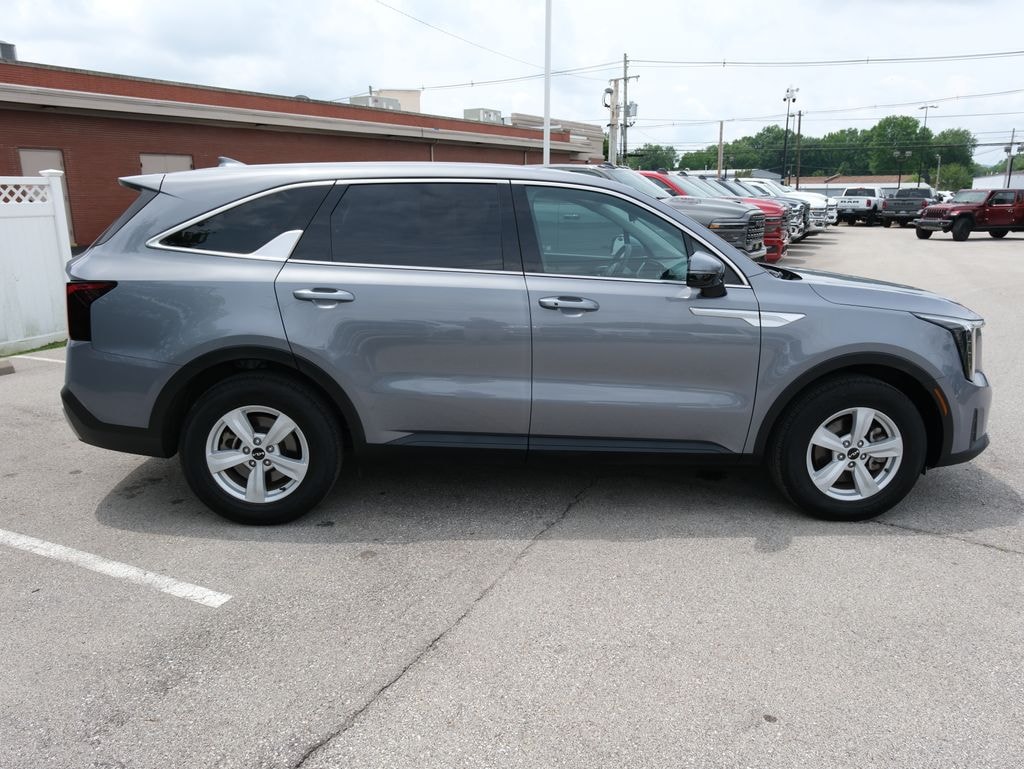 Used 2025 Kia Sorento LX SUV