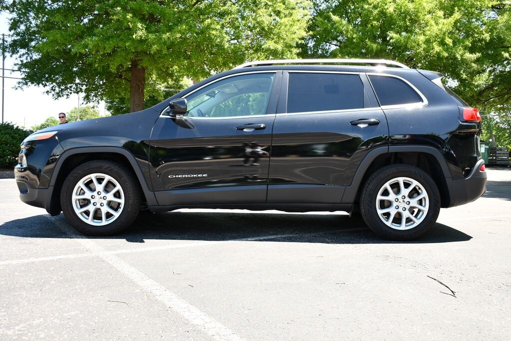 Used 2017 Jeep Cherokee Latitude FWD SUV